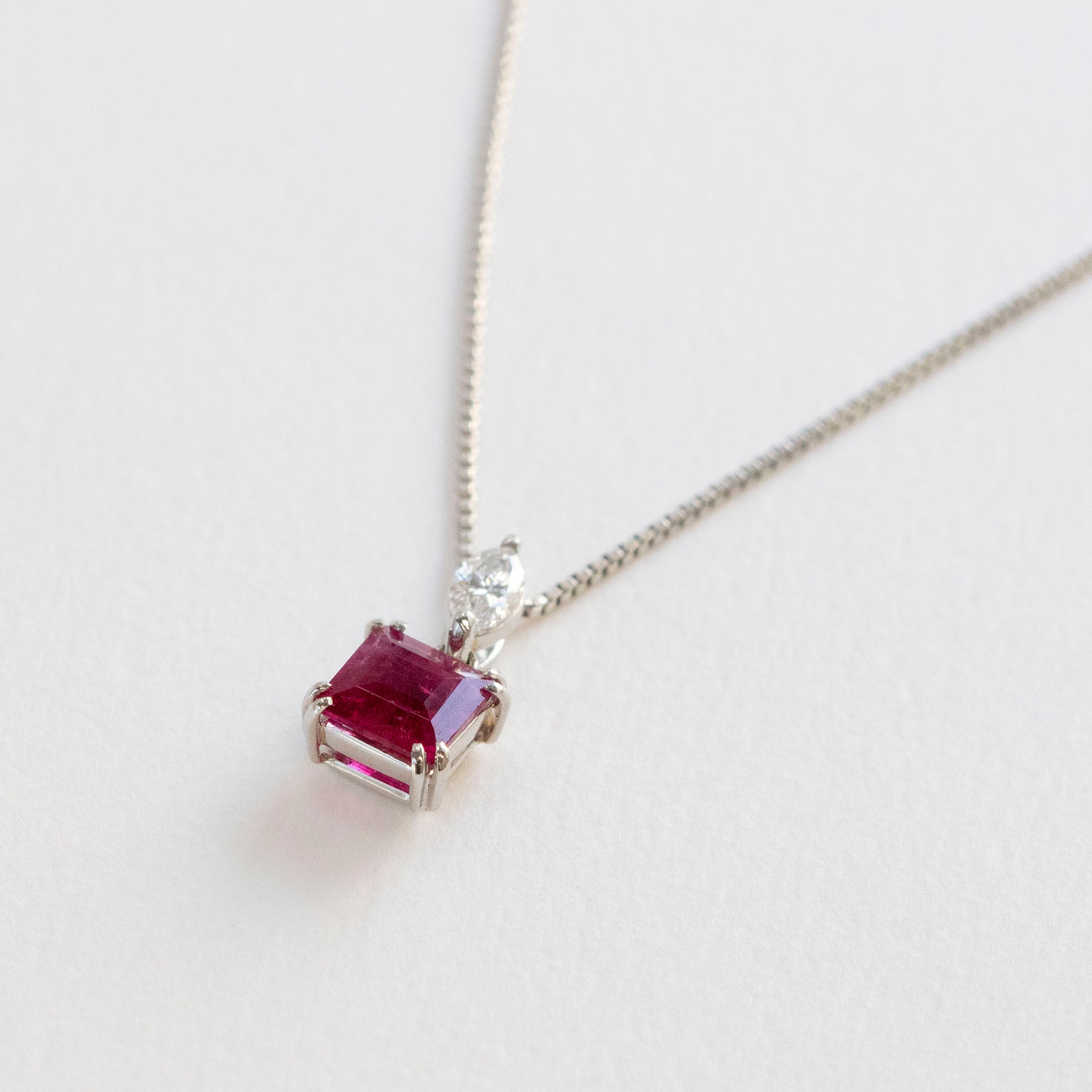 【限定1点】レッドベリル/ダイヤモンド プラチナネックレス(0.5カラット/エメラルドカット/鑑別書付き)《25T10117》