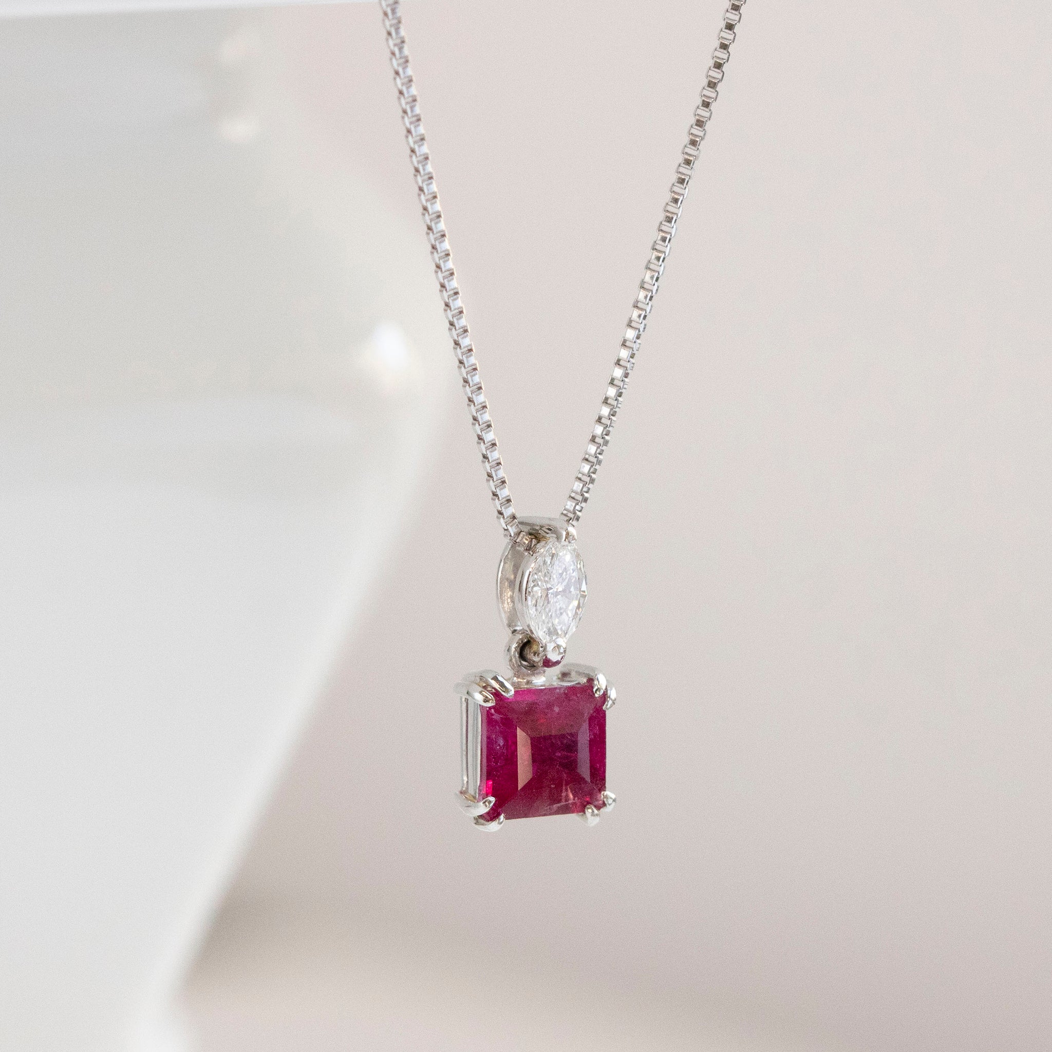 【限定1点】レッドベリル/ダイヤモンド プラチナネックレス(0.5カラット/エメラルドカット/鑑別書付き)《25T10117》