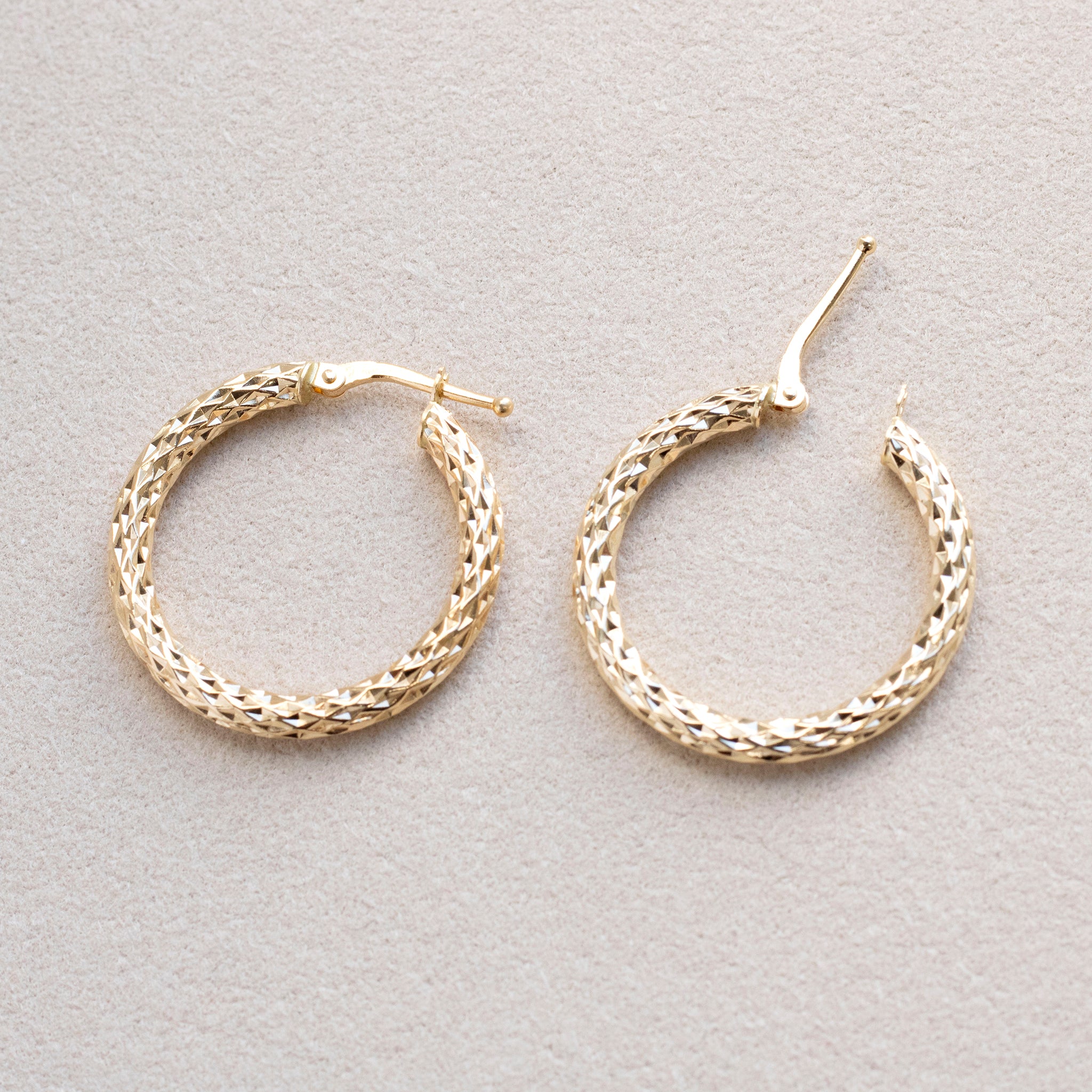 K18ピアス(フープ/イタリア製)《25T10131》