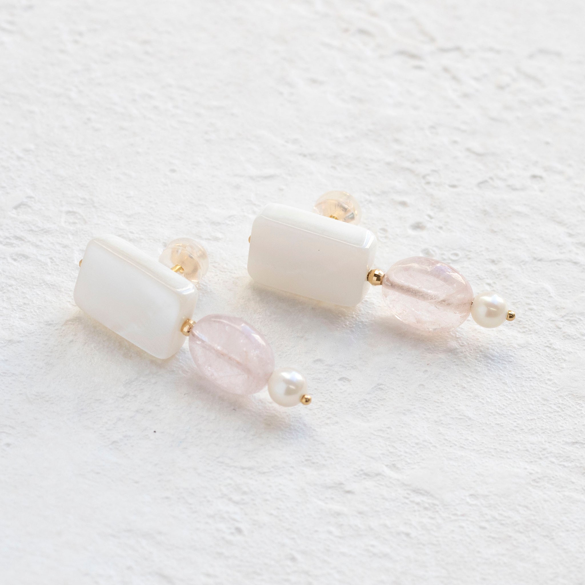 【限定10点】モルガナイト/シェル K18ピアス《25T10137》