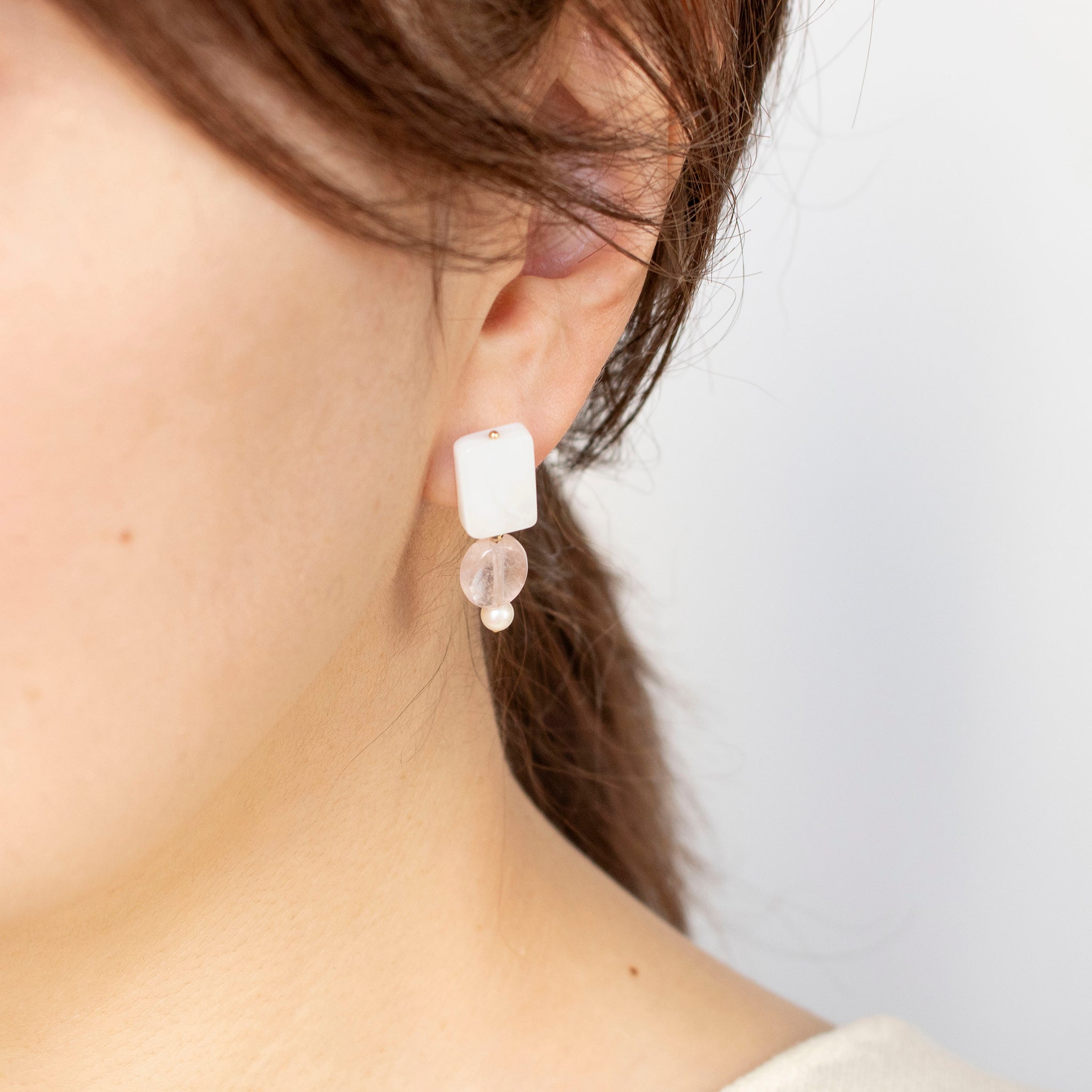 【限定10点】モルガナイト/シェル K18ピアス《25T10137》