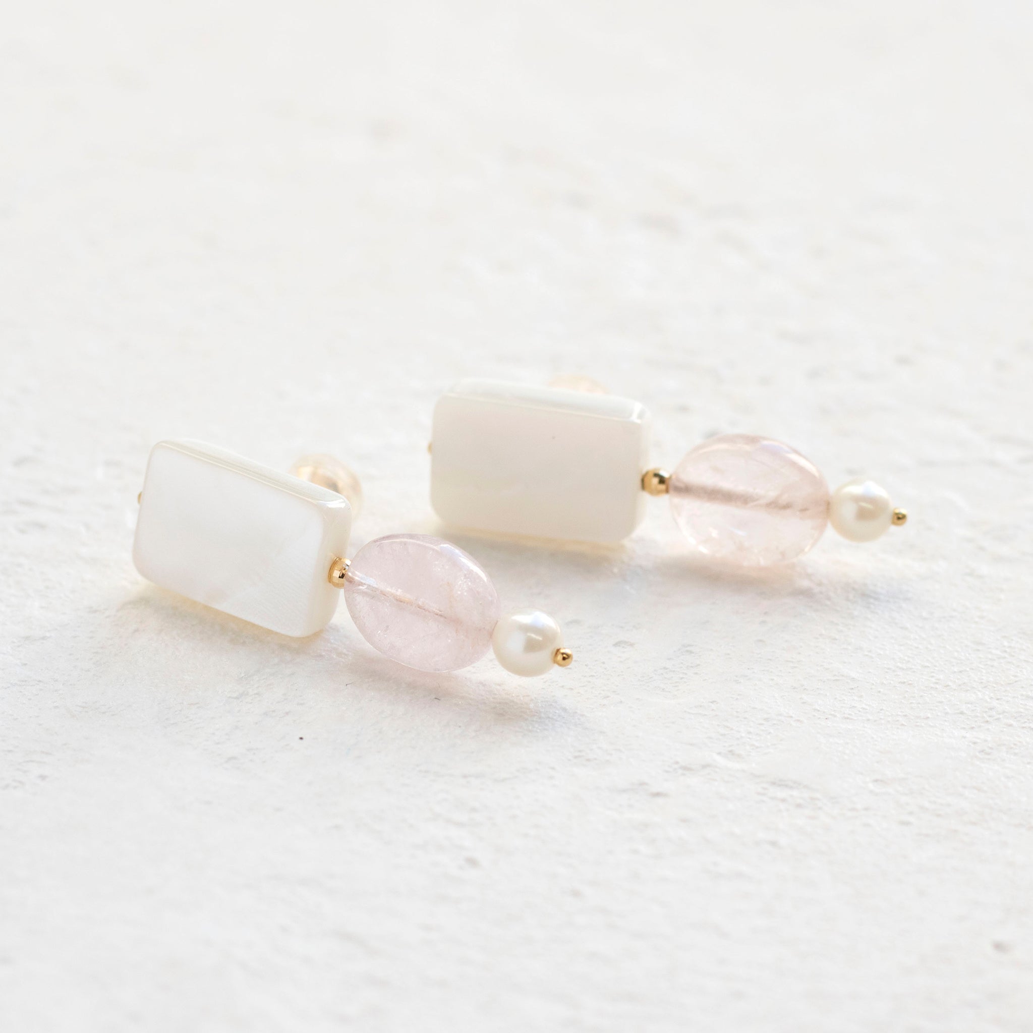 【限定10点】モルガナイト/シェル K18ピアス《25T10137》