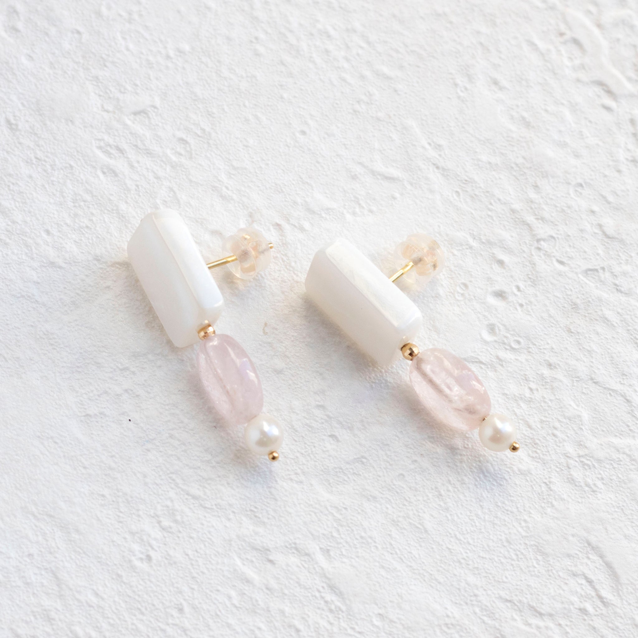 【限定10点】モルガナイト/シェル K18ピアス《25T10137》