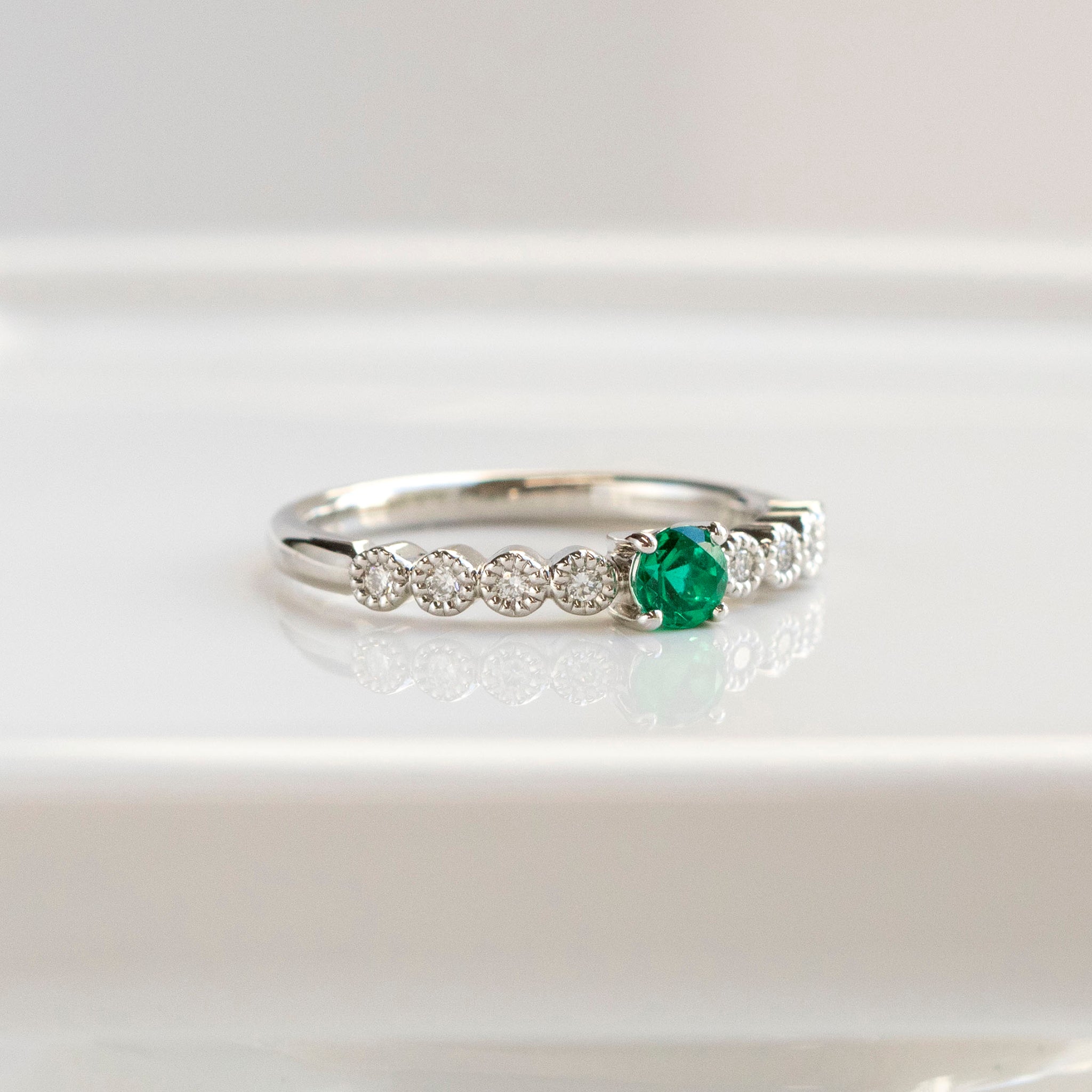 エメラルド/ダイヤモンド プラチナリング(ミル打ち風/5月誕生石)《25T10146》