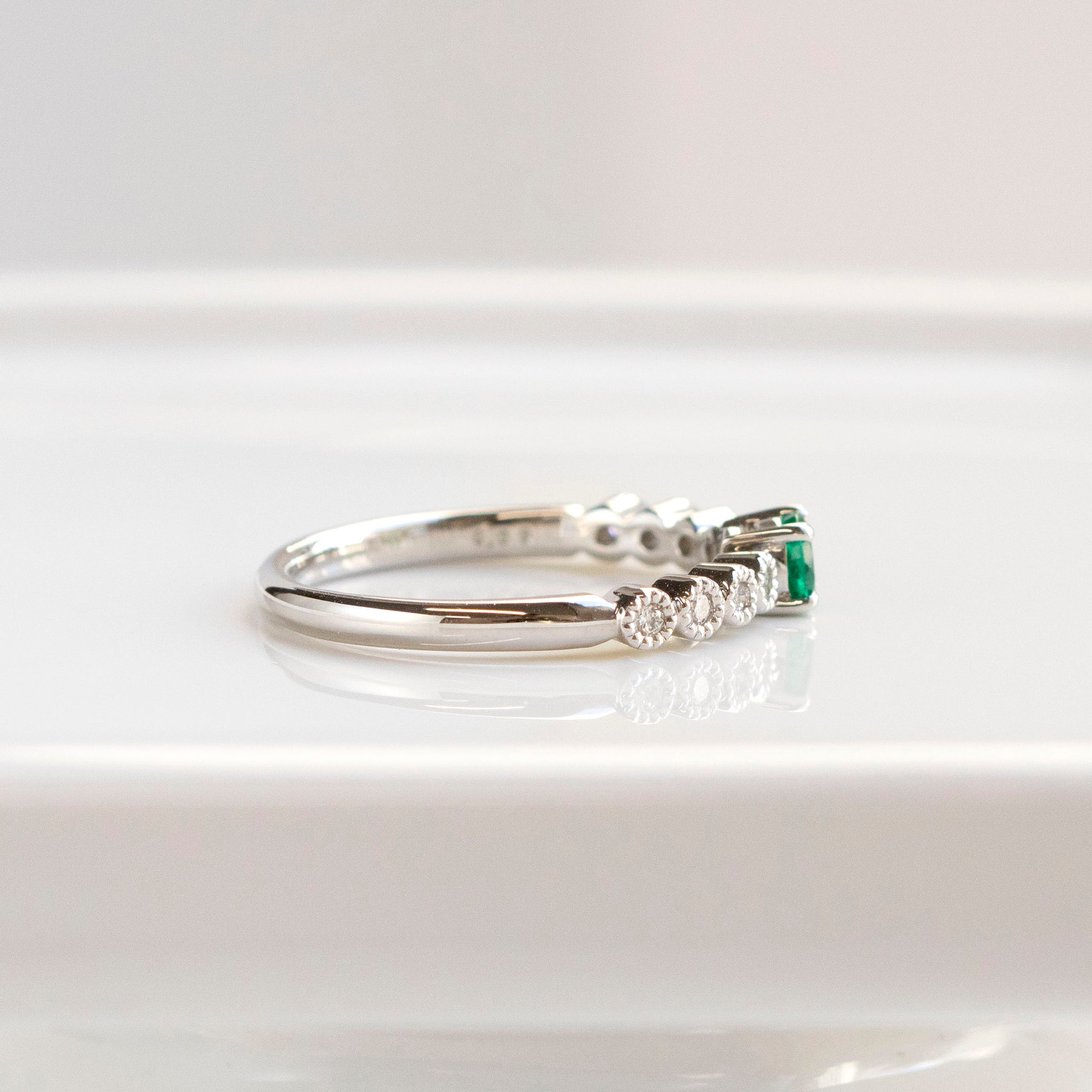 エメラルド/ダイヤモンド プラチナリング(ミル打ち風/5月誕生石)《25T10146》