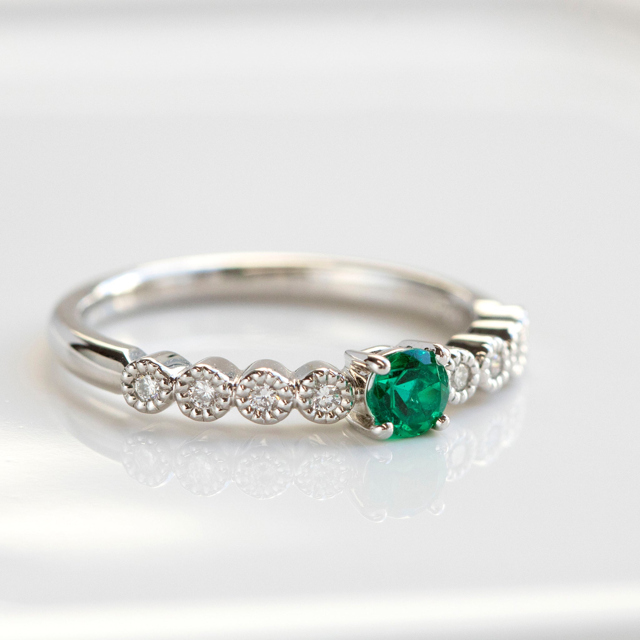 エメラルド/ダイヤモンド プラチナリング(ミル打ち風/5月誕生石)《25T10146》