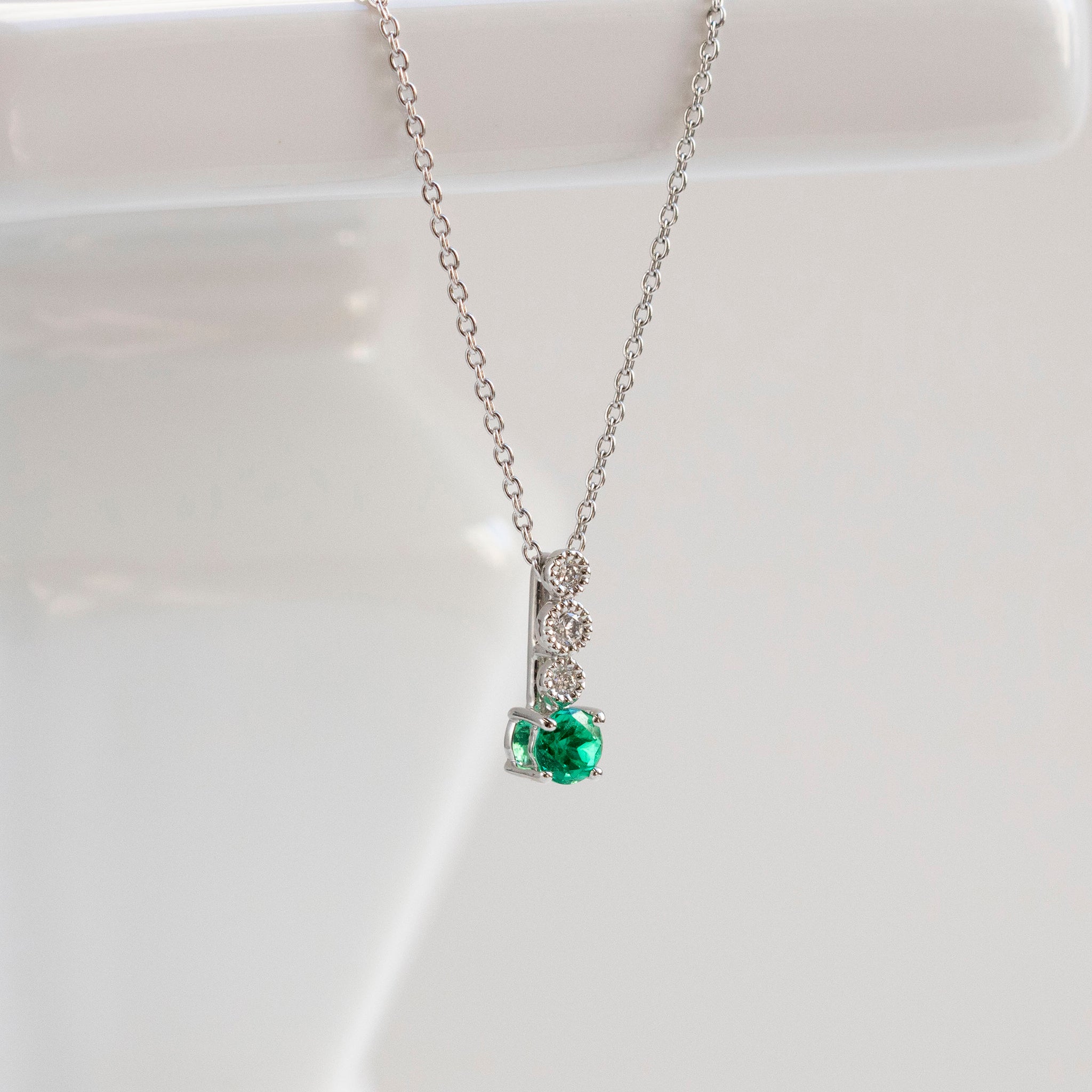 エメラルド/ダイヤモンド プラチナネックレス(ミル打ち風/5月誕生石)《25T10147》