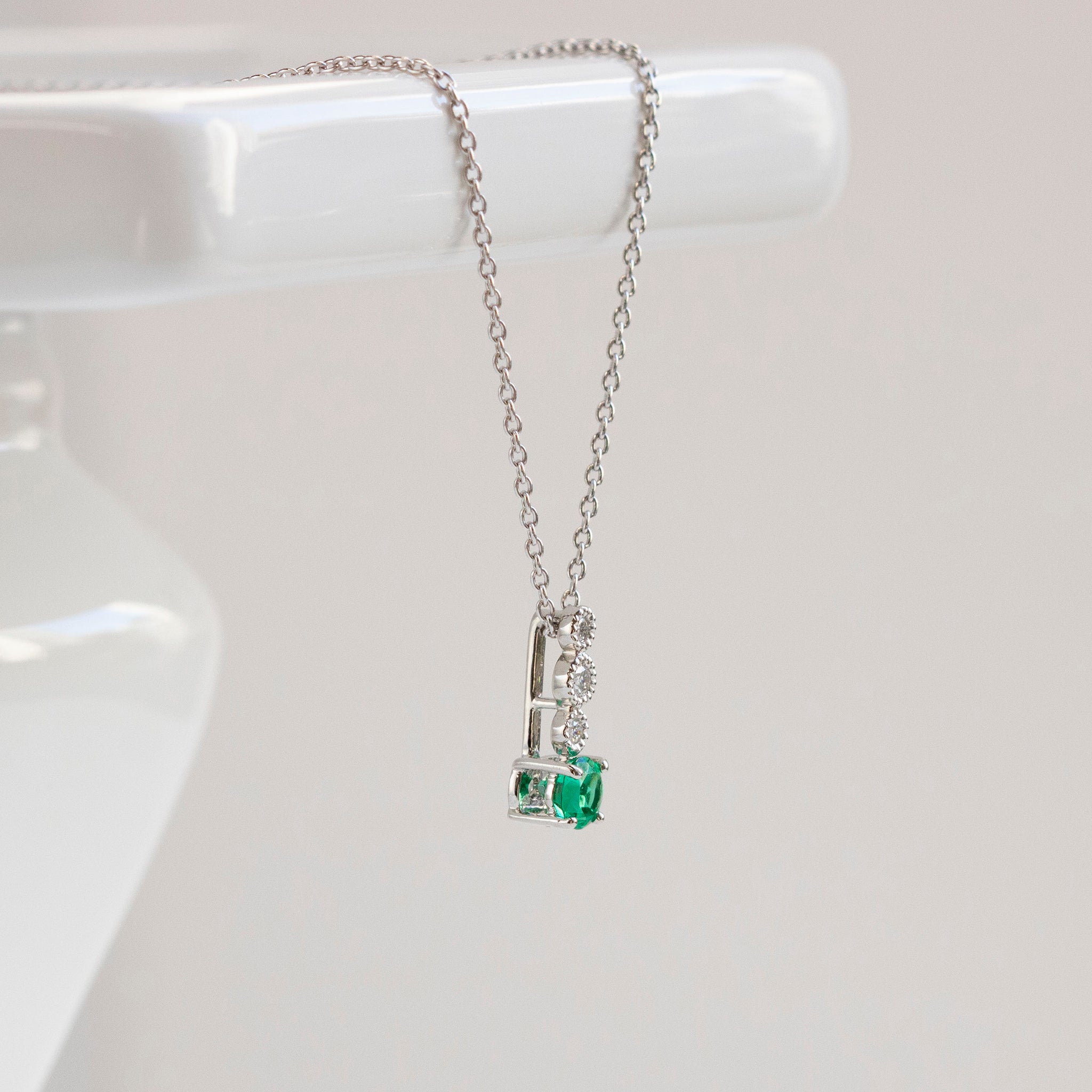 エメラルド/ダイヤモンド プラチナネックレス(ミル打ち風/5月誕生石)《25T10147》