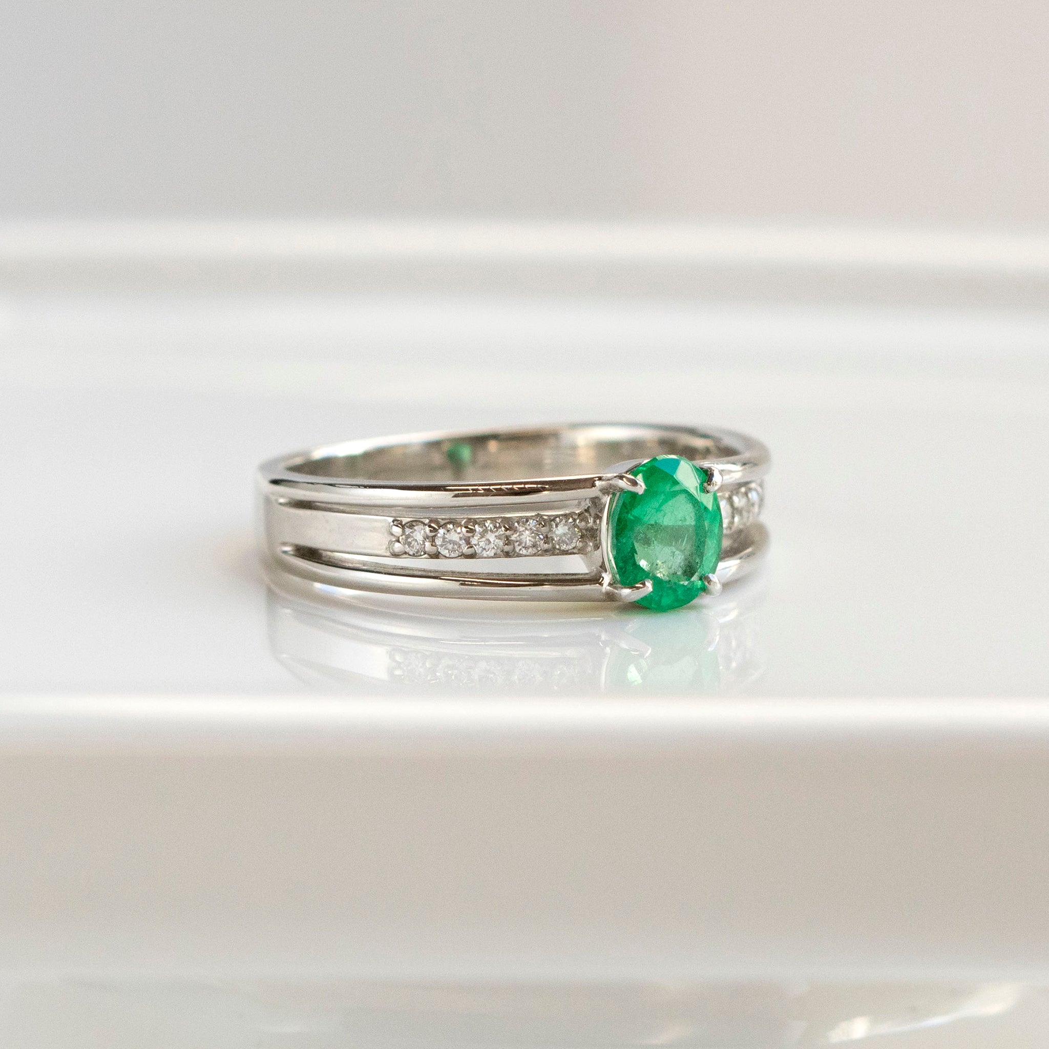 エメラルド/ダイヤモンド プラチナリング(0.57カラット/5月誕生石/鑑別書付)《25T10151》