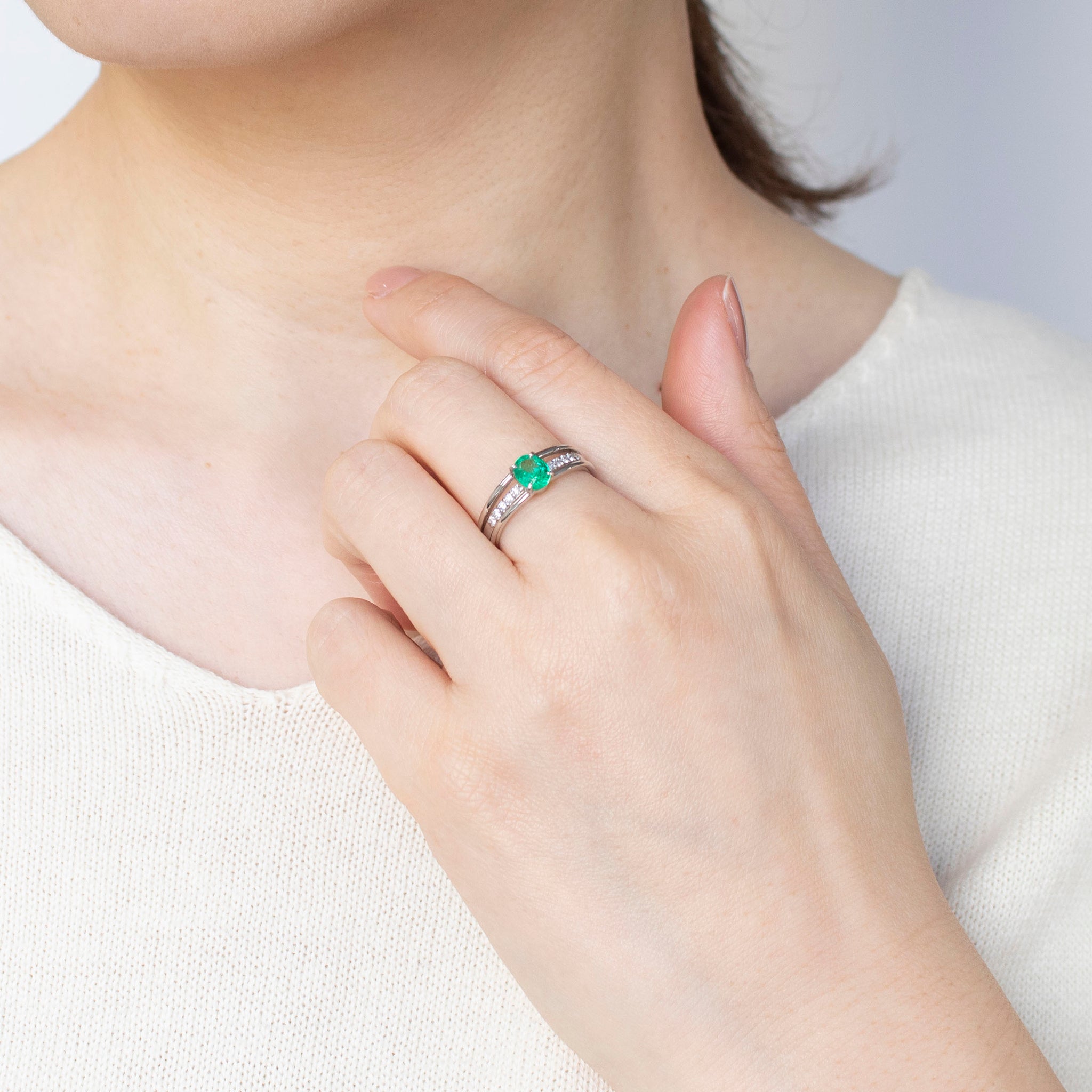 エメラルド/ダイヤモンド プラチナリング(0.57カラット/5月誕生石/鑑別書付)《25T10151》