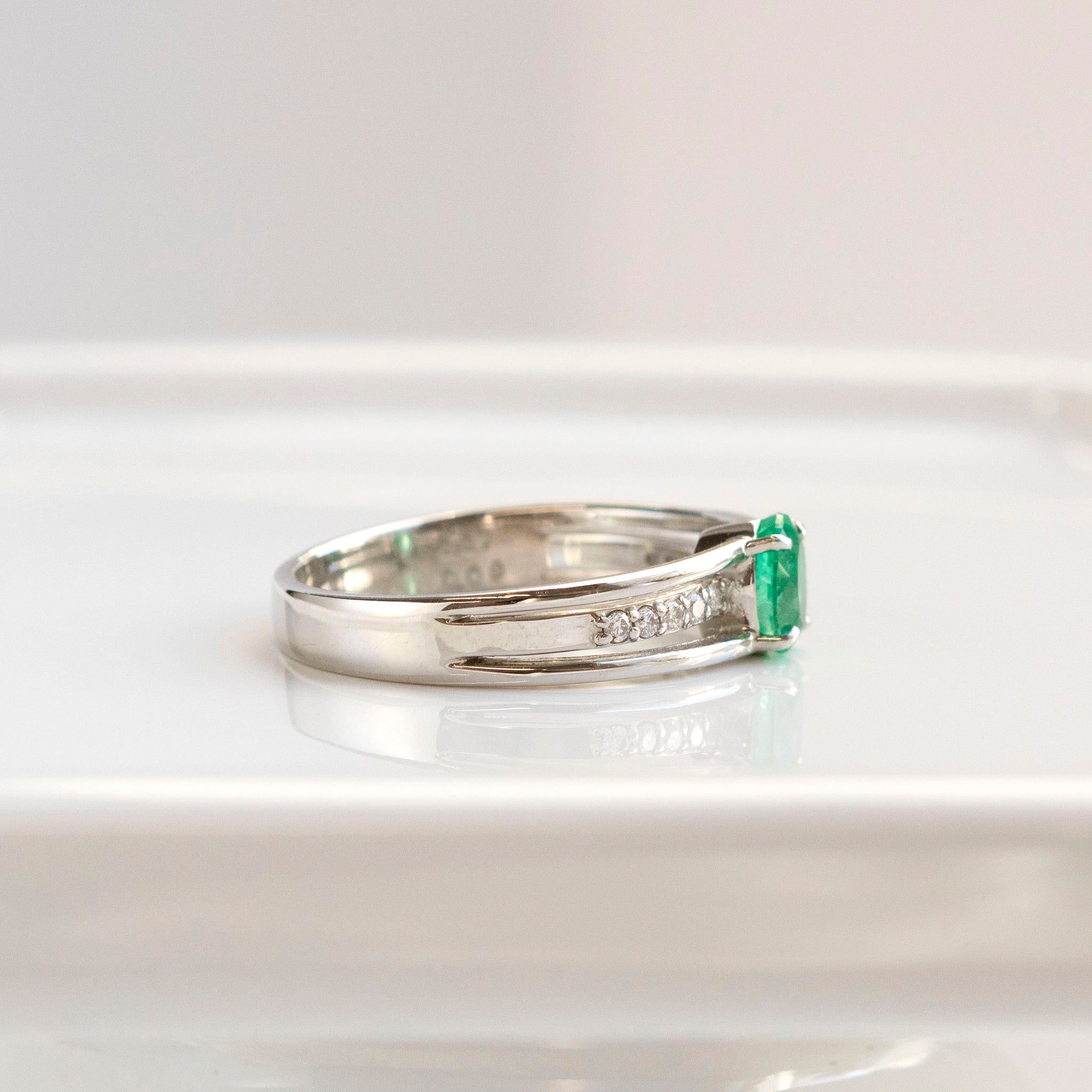 エメラルド/ダイヤモンド プラチナリング(0.57カラット/5月誕生石/鑑別書付)《25T10151》