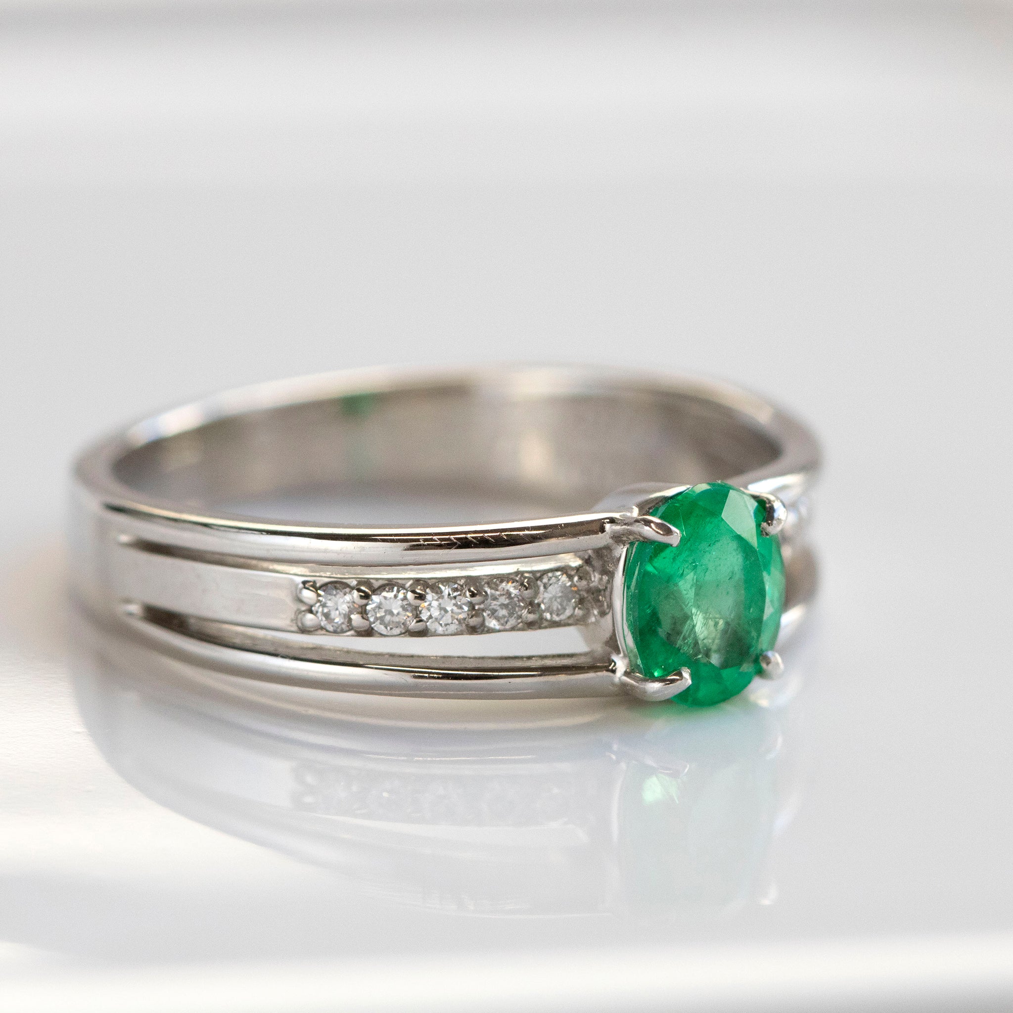 エメラルド/ダイヤモンド プラチナリング(0.57カラット/5月誕生石/鑑別書付)《25T10151》