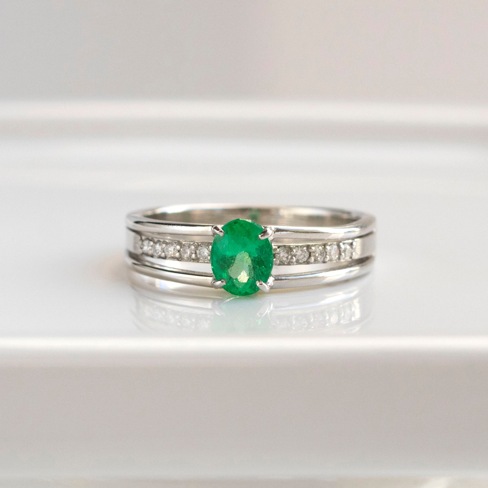 エメラルド/ダイヤモンド プラチナリング(0.57カラット/5月誕生石/鑑別書付)《25T10151》