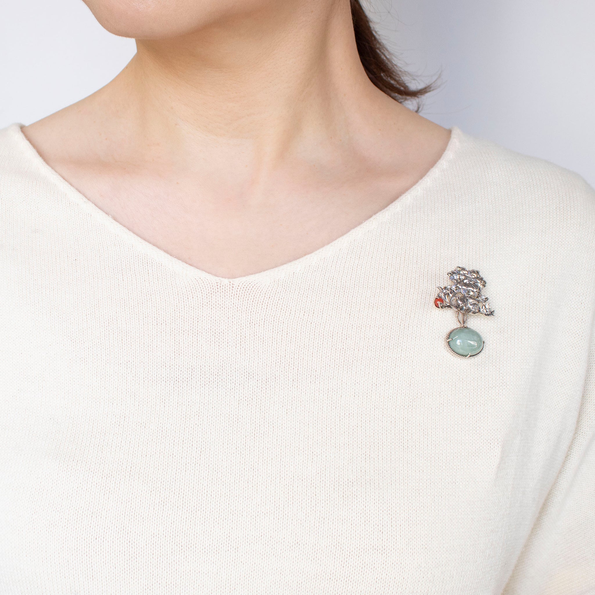 ヒスイ/珊瑚(さんご) シルバーブローチ兼ペンダントトップ(眠り猫モチーフ/5月誕生石)《25T10156》