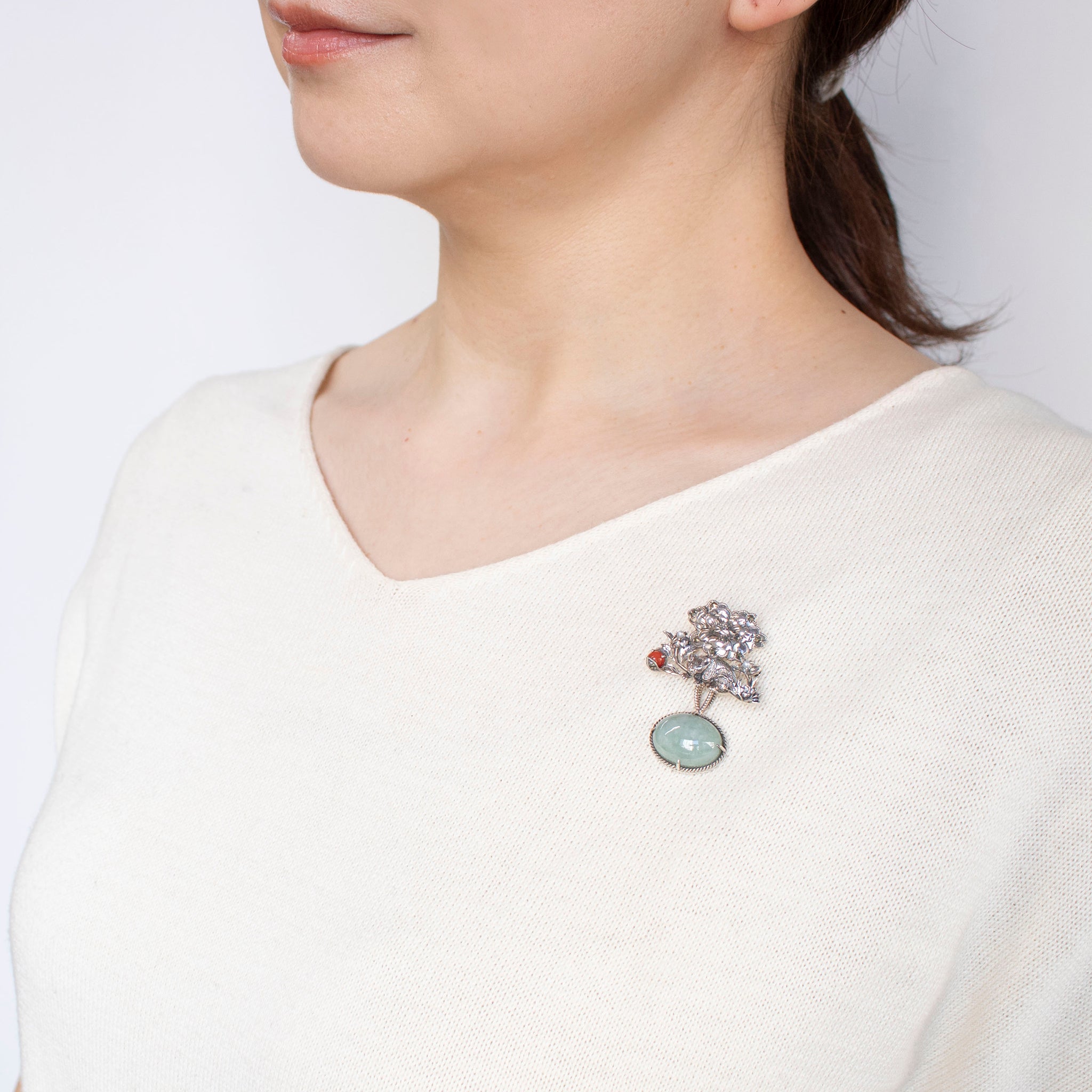 ヒスイ/珊瑚(さんご) シルバーブローチ兼ペンダントトップ(眠り猫モチーフ/5月誕生石)《25T10156》