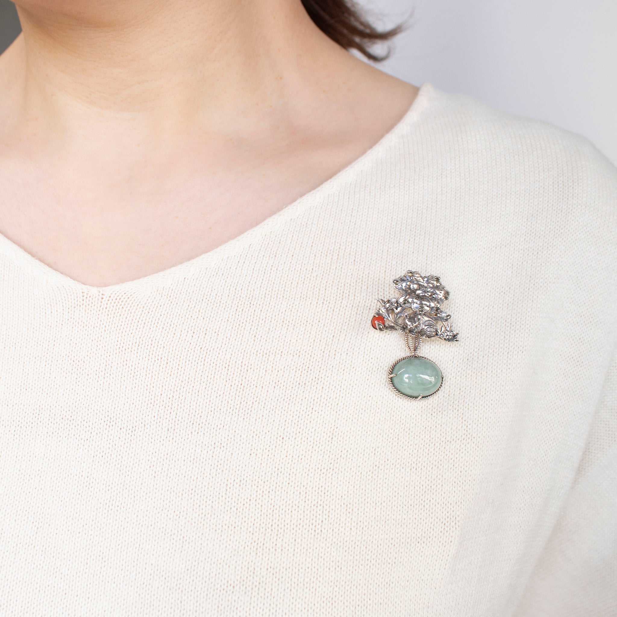 ヒスイ/珊瑚(さんご) シルバーブローチ兼ペンダントトップ(眠り猫モチーフ/5月誕生石)《25T10156》