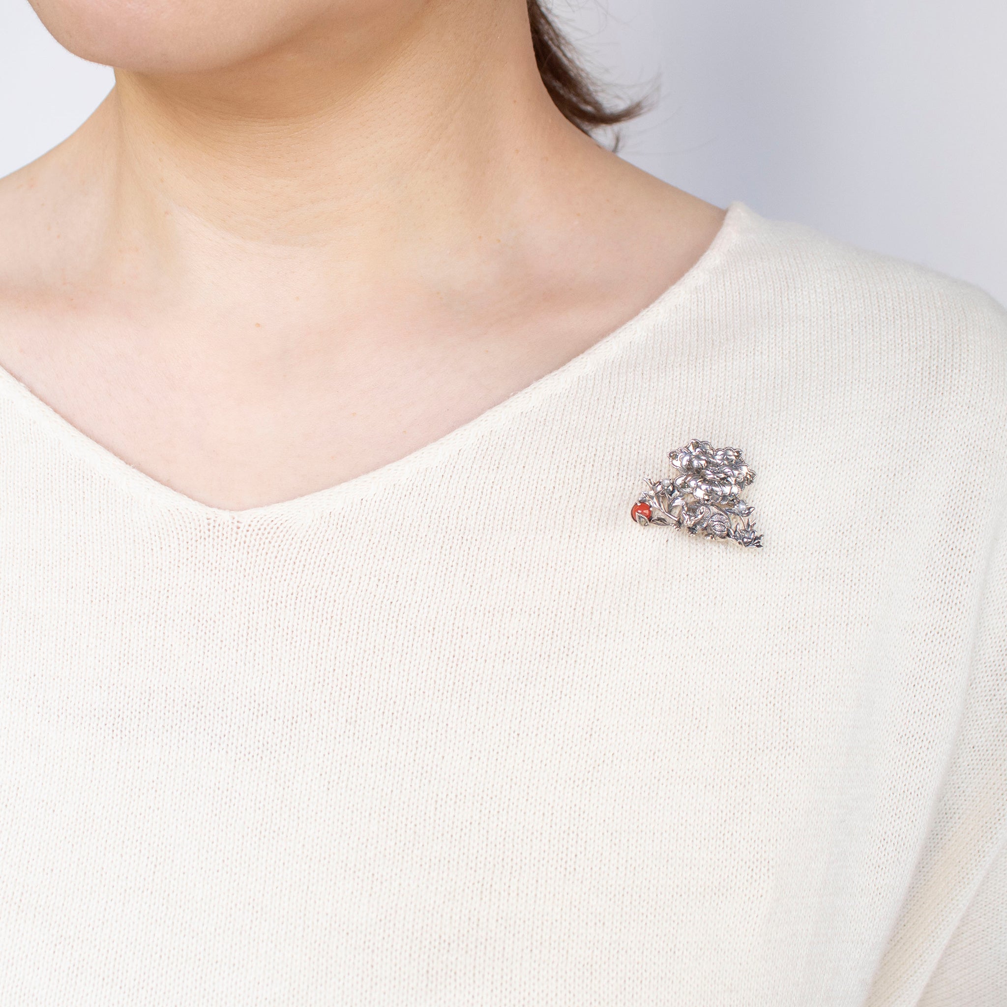 ヒスイ/珊瑚(さんご) シルバーブローチ兼ペンダントトップ(眠り猫モチーフ/5月誕生石)《25T10156》