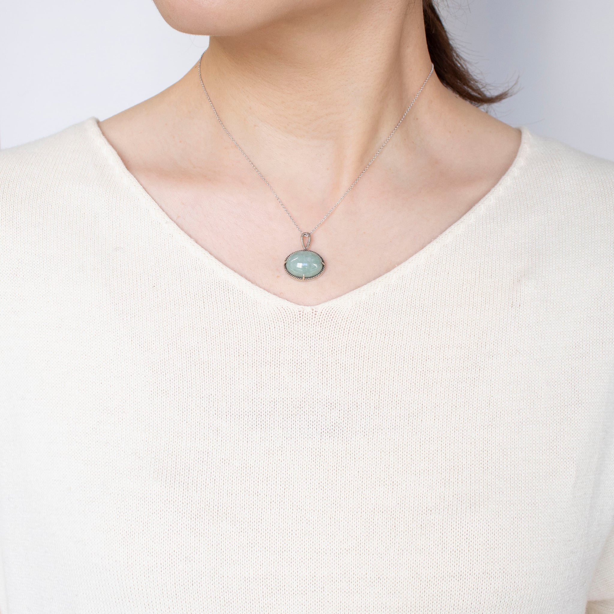 ヒスイ/珊瑚(さんご) シルバーブローチ兼ペンダントトップ(眠り猫モチーフ/5月誕生石)《25T10156》