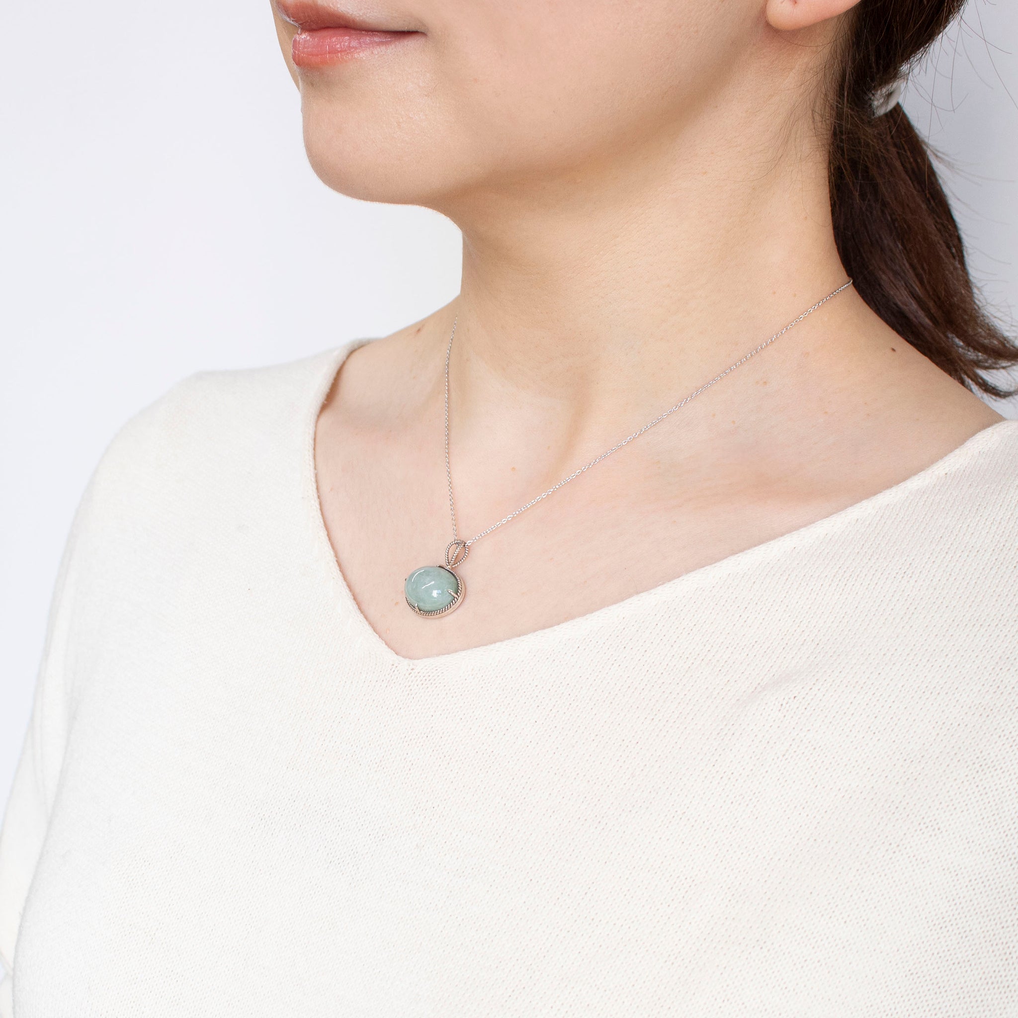 ヒスイ/珊瑚(さんご) シルバーブローチ兼ペンダントトップ(眠り猫モチーフ/5月誕生石)《25T10156》