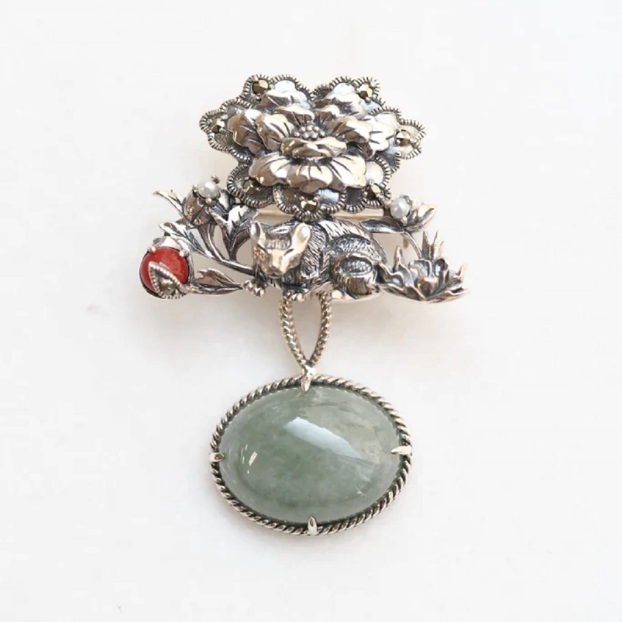 ヒスイ/珊瑚(さんご) シルバーブローチ兼ペンダントトップ(眠り猫モチーフ/5月誕生石)《25T10156》