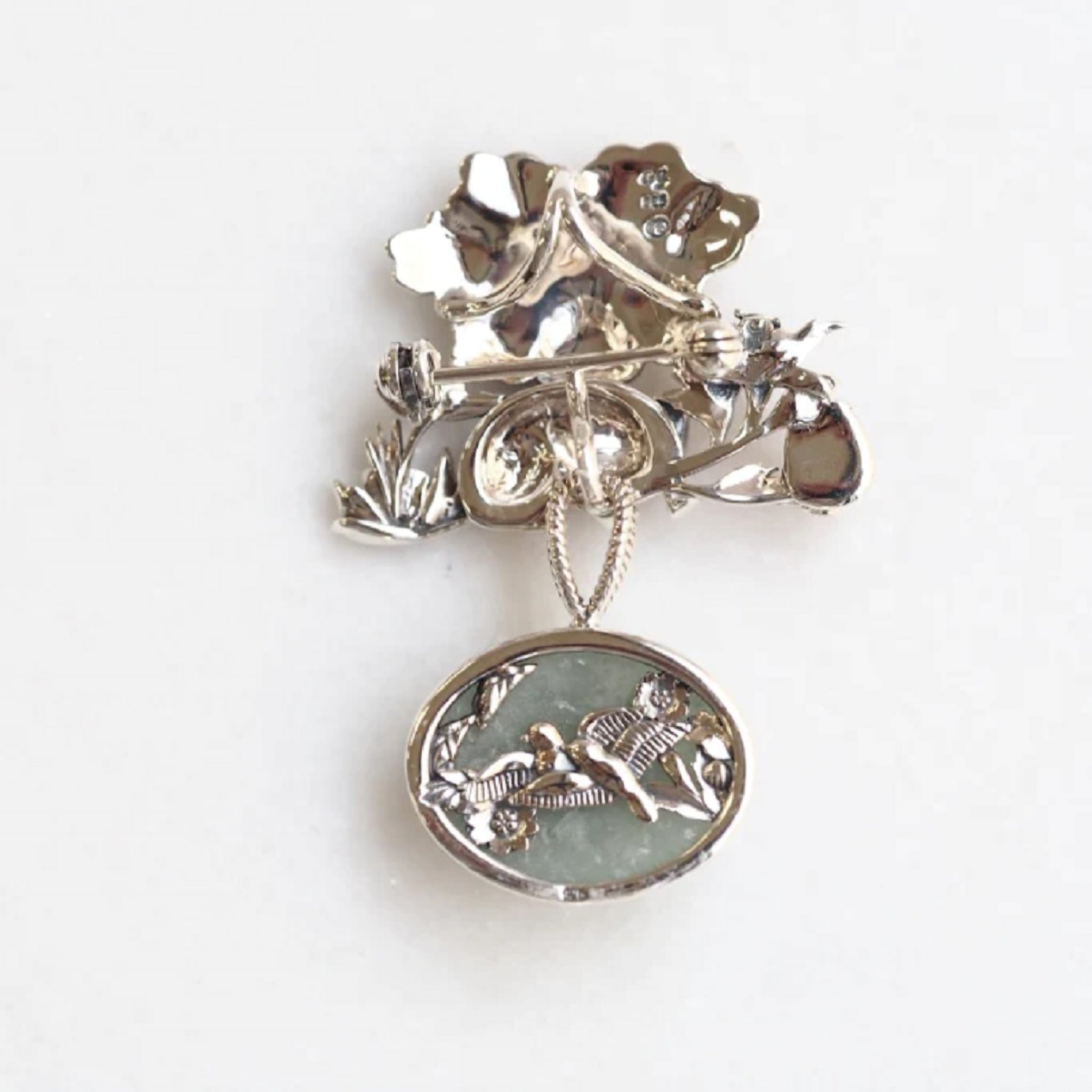 ヒスイ/珊瑚(さんご) シルバーブローチ兼ペンダントトップ(眠り猫モチーフ/5月誕生石)《25T10156》