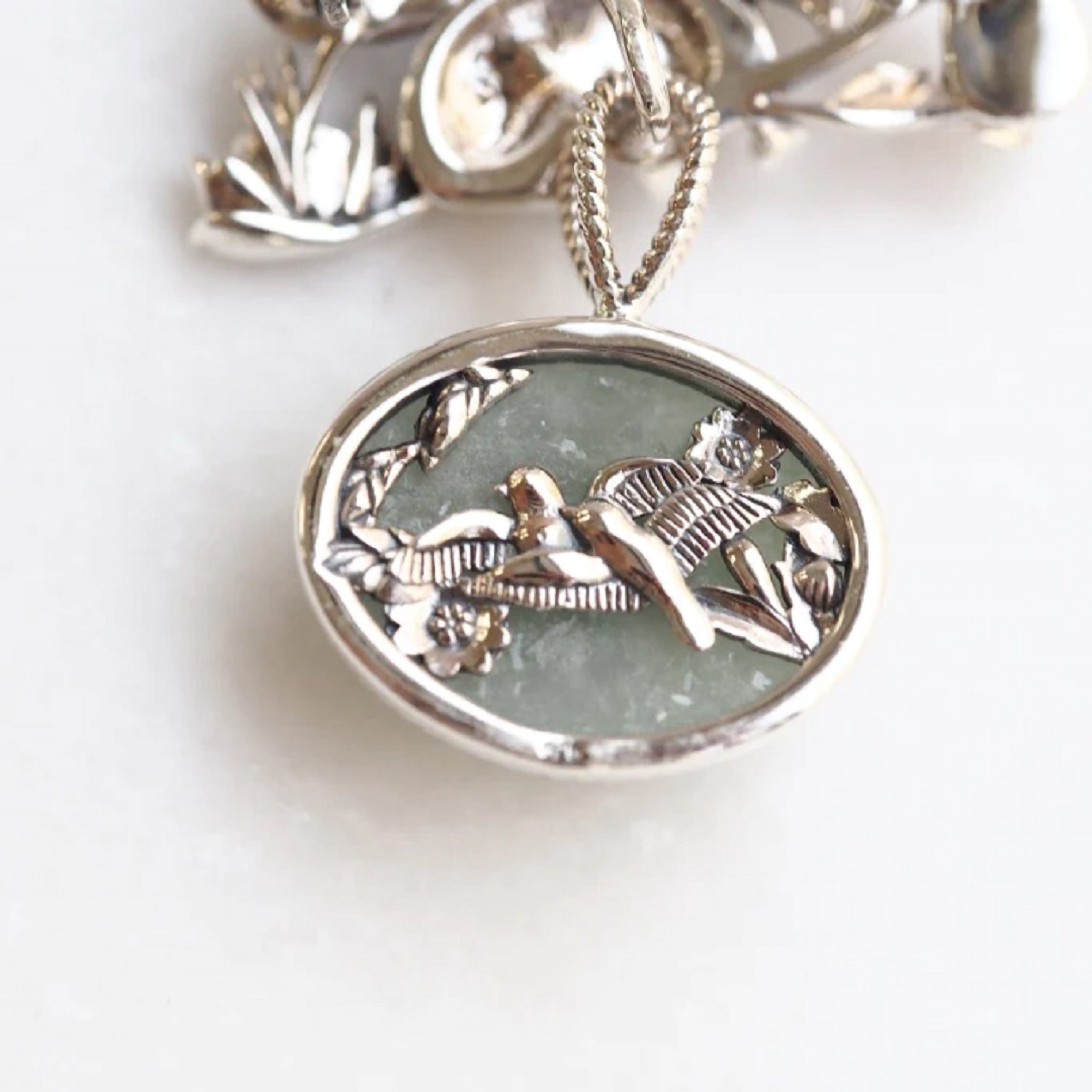 ヒスイ/珊瑚(さんご) シルバーブローチ兼ペンダントトップ(眠り猫モチーフ/5月誕生石)《25T10156》