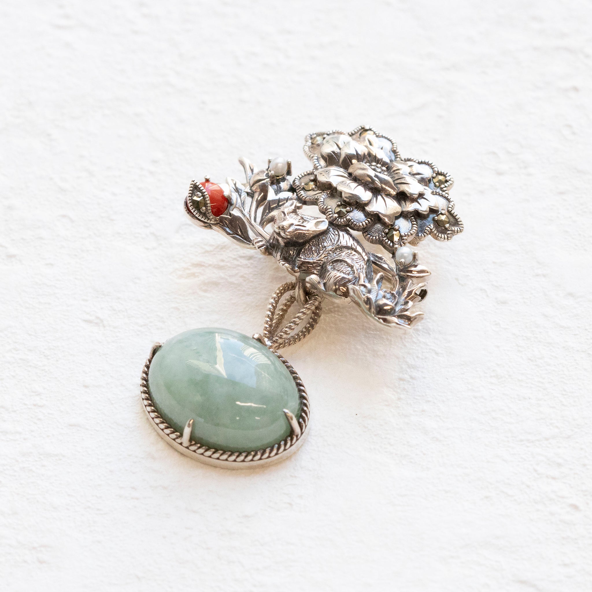 ヒスイ/珊瑚(さんご) シルバーブローチ兼ペンダントトップ(眠り猫モチーフ/5月誕生石)《25T10156》