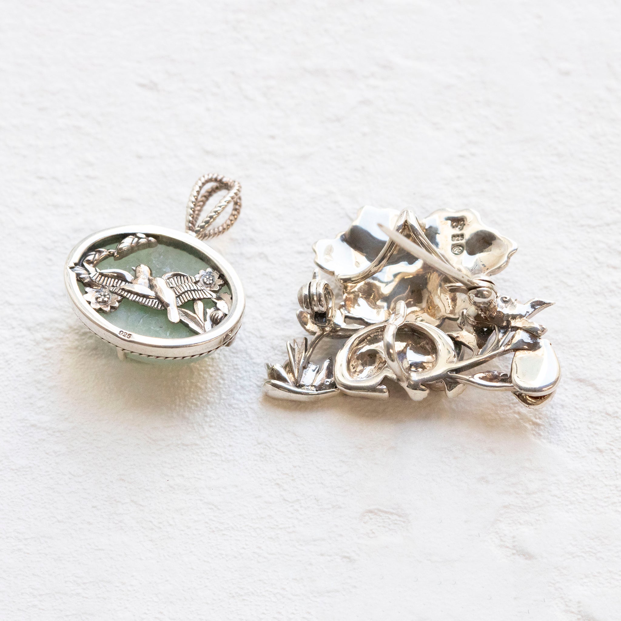 ヒスイ/珊瑚(さんご) シルバーブローチ兼ペンダントトップ(眠り猫モチーフ/5月誕生石)《25T10156》