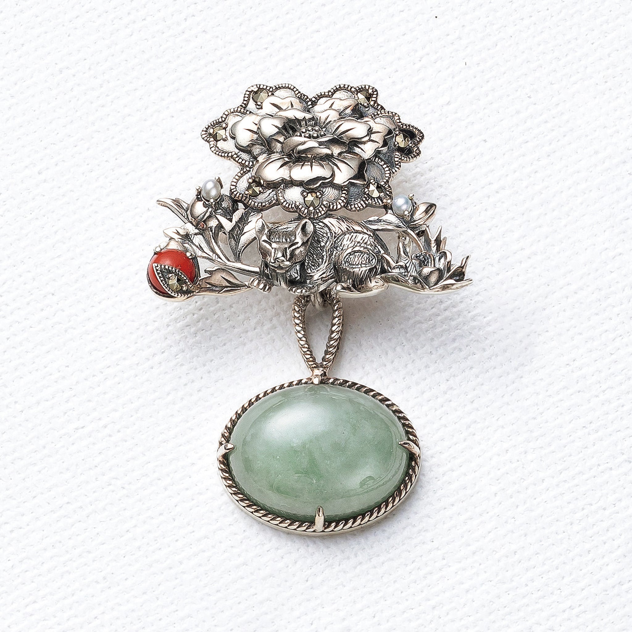 ヒスイ/珊瑚(さんご) シルバーブローチ兼ペンダントトップ(眠り猫モチーフ/5月誕生石)《25T10156》