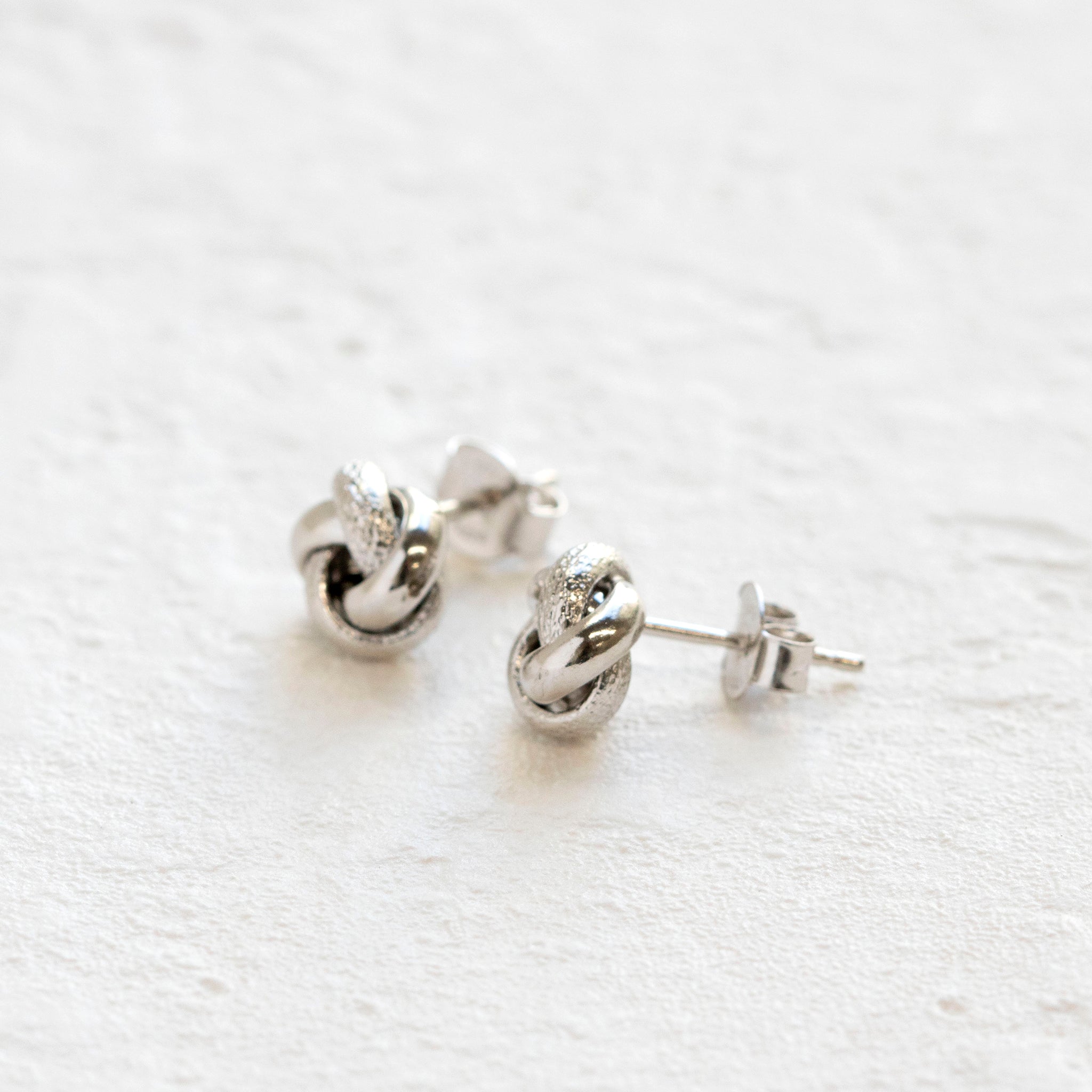 K18ピアス(ロジウムメッキ/イタリア製)《25T10158》