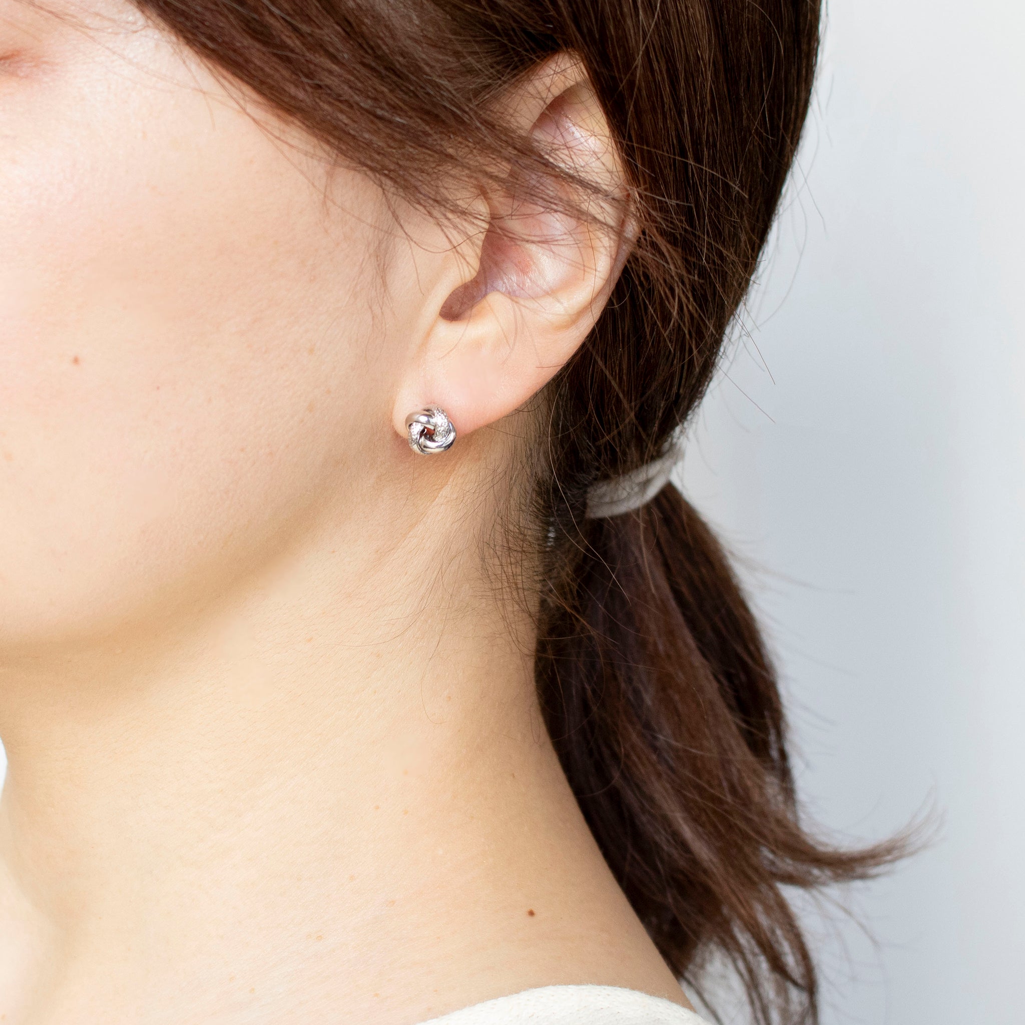 K18ピアス(ロジウムメッキ/イタリア製)《25T10158》