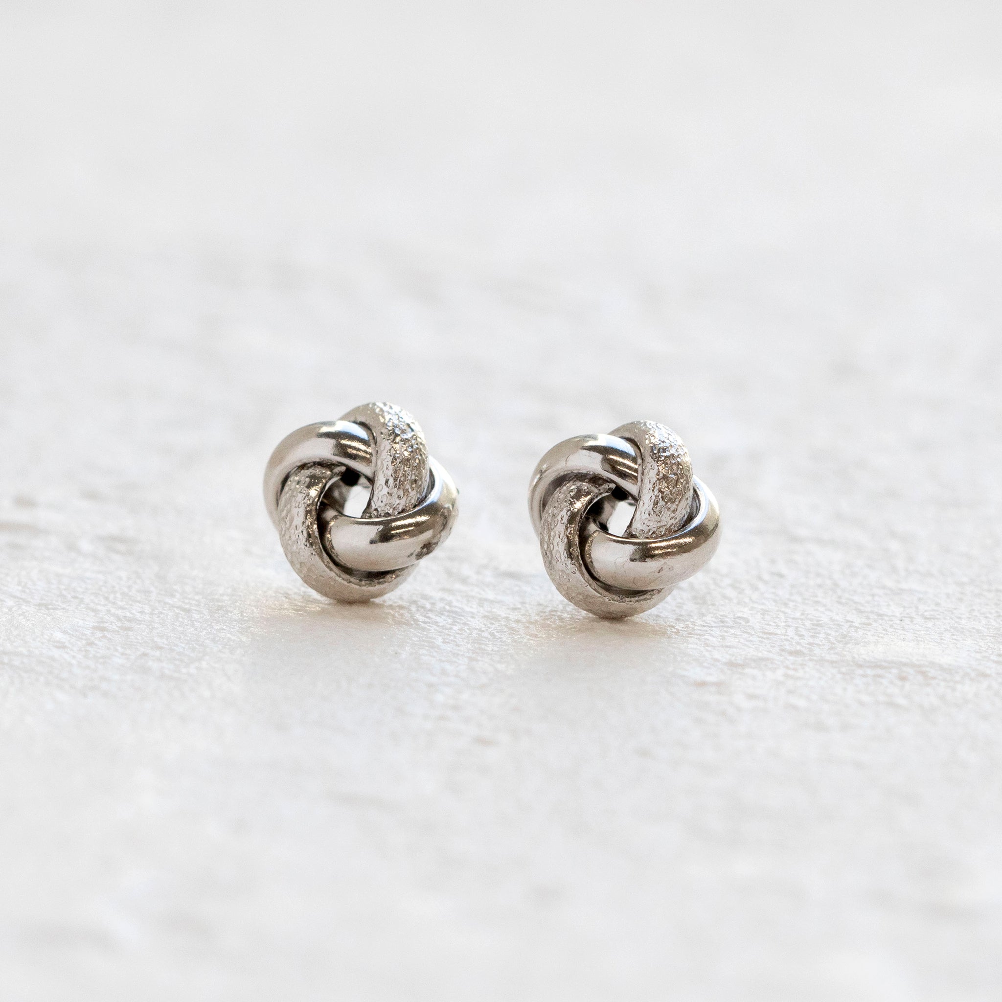 K18ピアス(ロジウムメッキ/イタリア製)《25T10158》