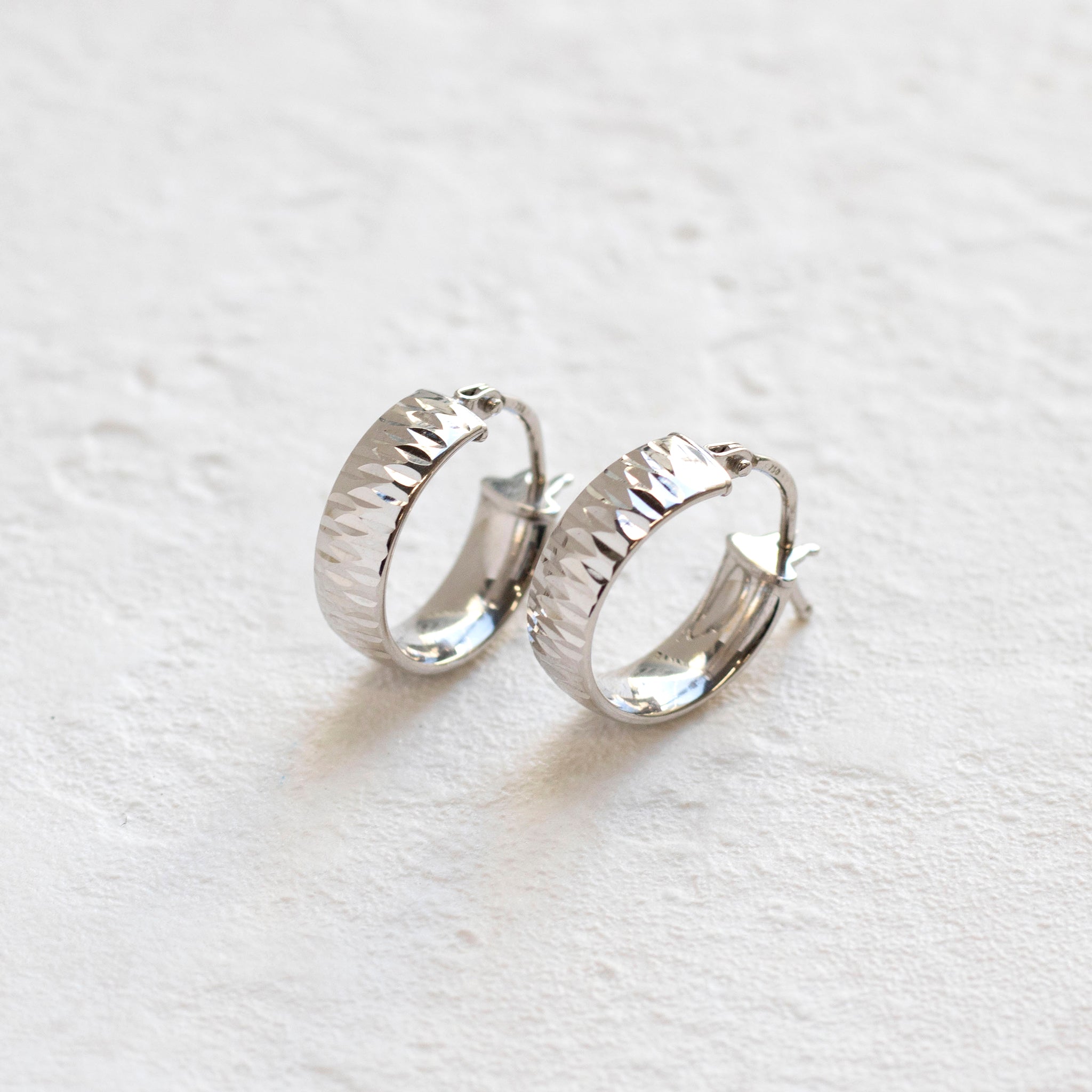 K18ピアス(ロジウムメッキ/フープ/イタリア製)《25T10159》