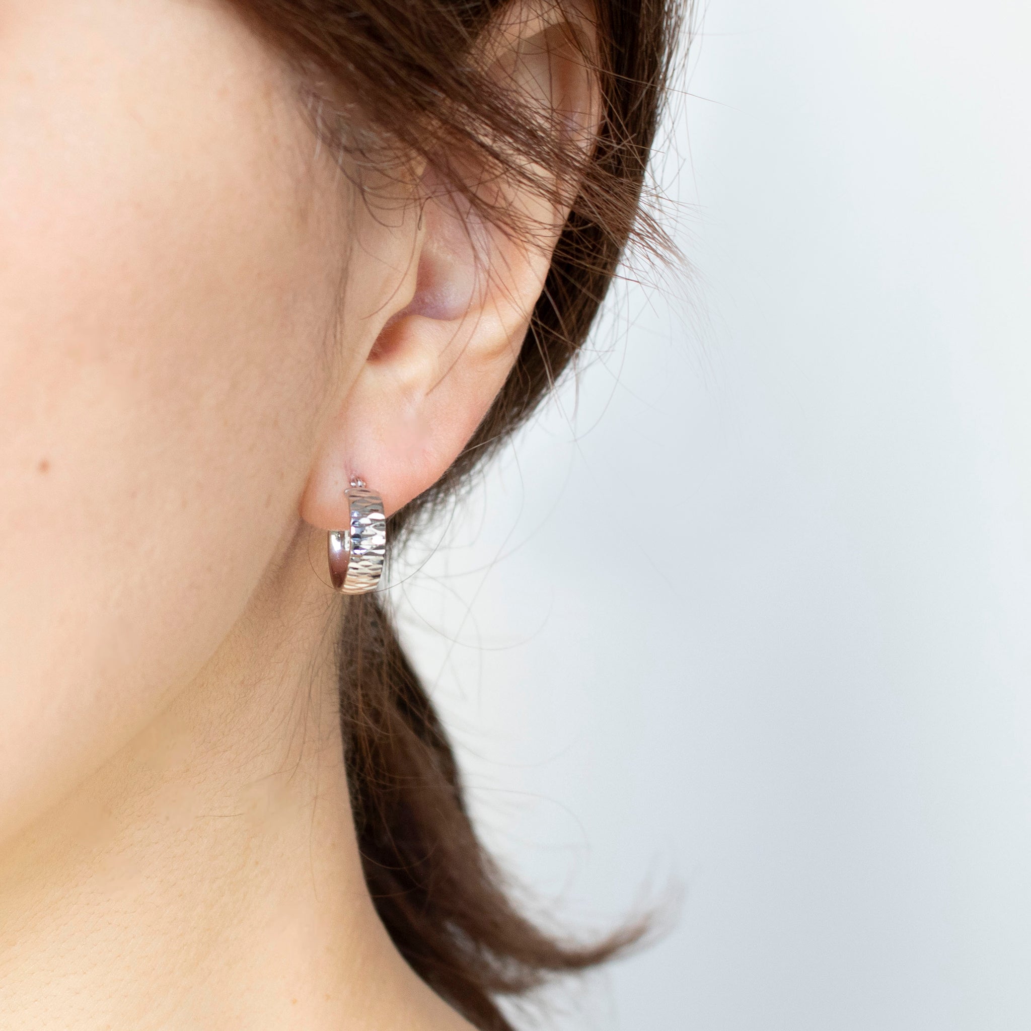 K18ピアス(ロジウムメッキ/フープ/イタリア製)《25T10159》