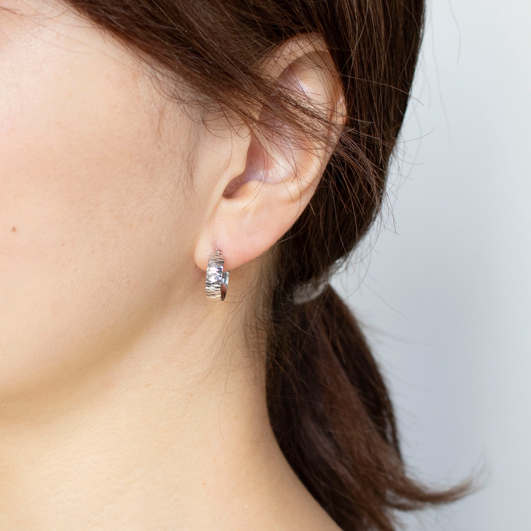 K18ピアス(ロジウムメッキ/フープ/イタリア製)《25T10159》