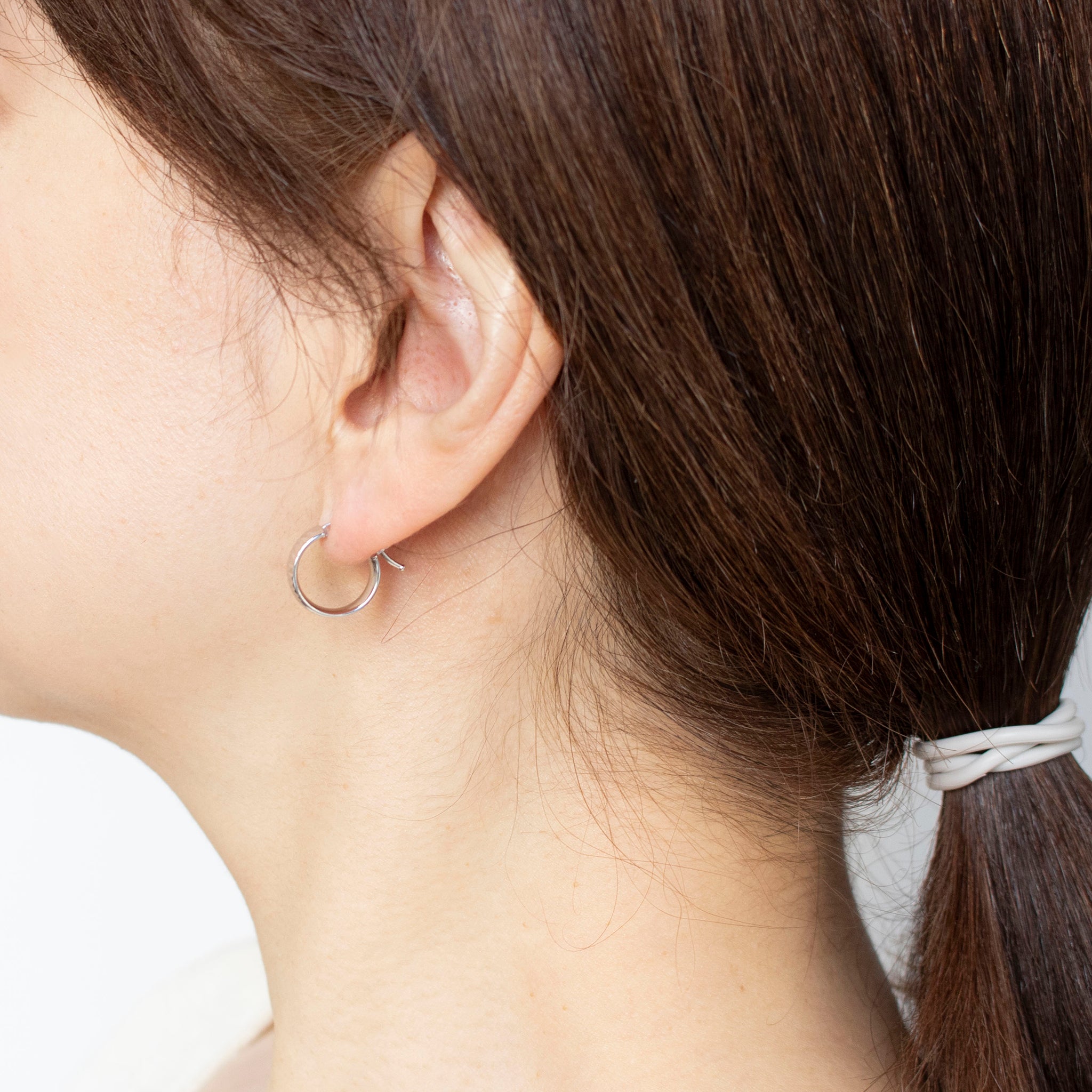 K18ピアス(ロジウムメッキ/フープ/イタリア製)《25T10159》