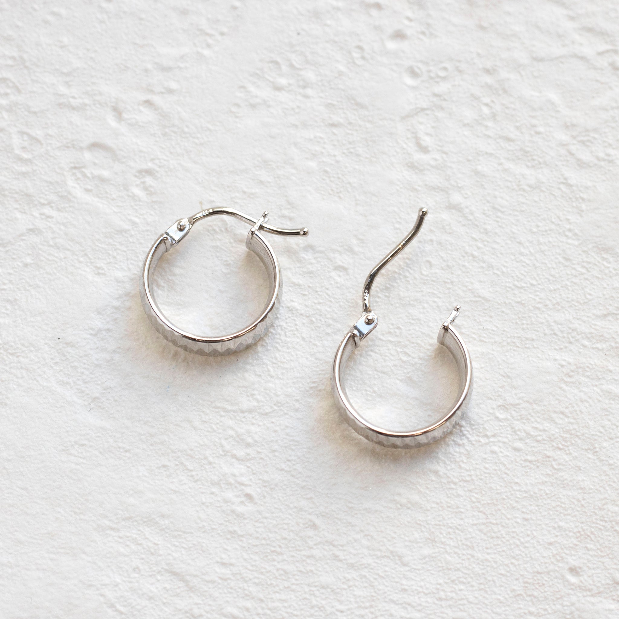 K18ピアス(ロジウムメッキ/フープ/イタリア製)《25T10159》