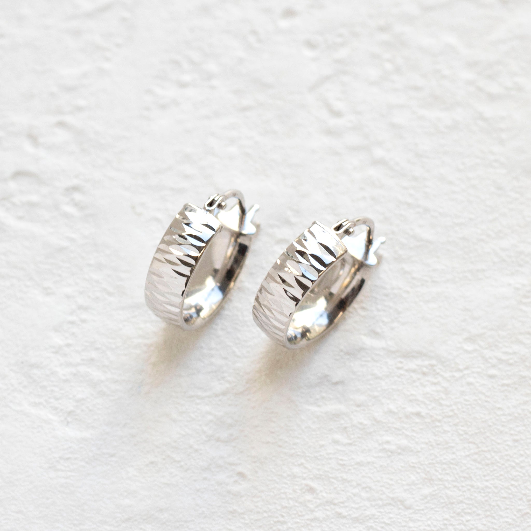 K18ピアス(ロジウムメッキ/フープ/イタリア製)《25T10159》