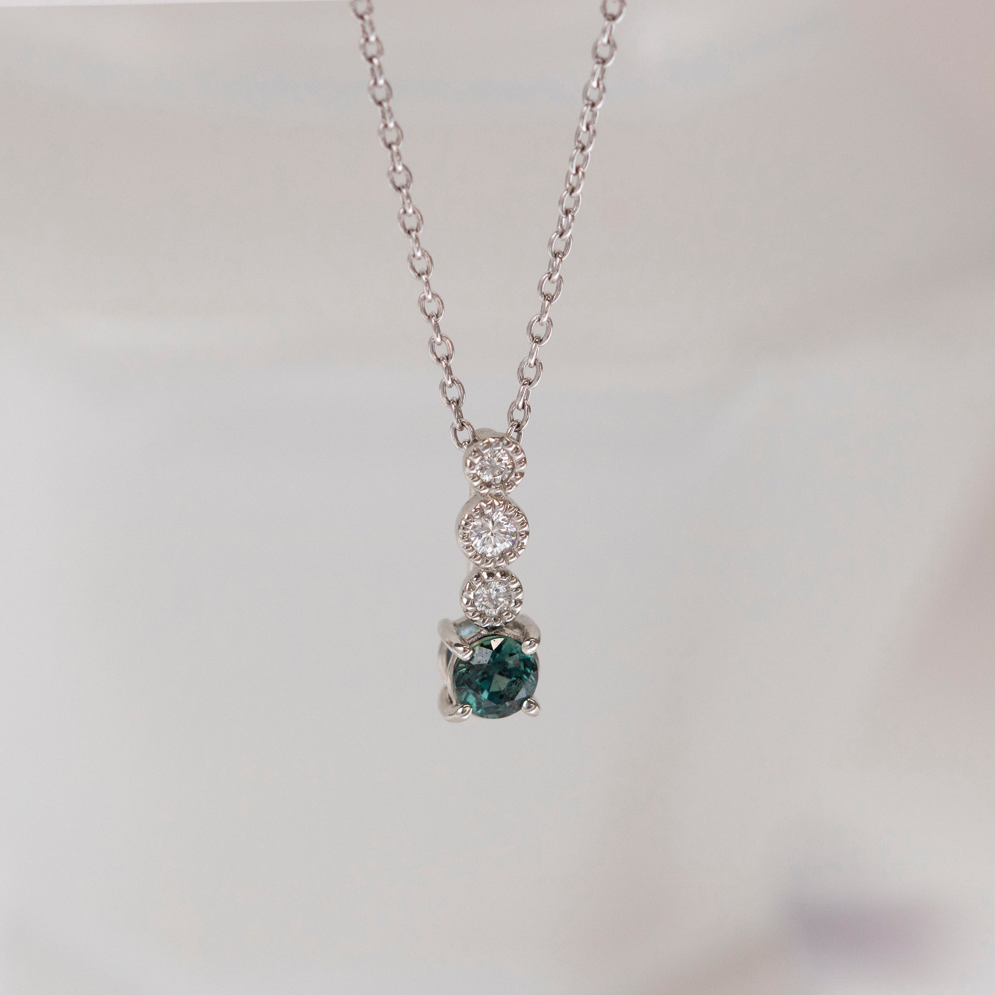 【限定1点】アレキンサンドライト/ダイヤモンド プラチナネックレス(ミル打ち風/6月誕生石/鑑別書付き)《25T10169》