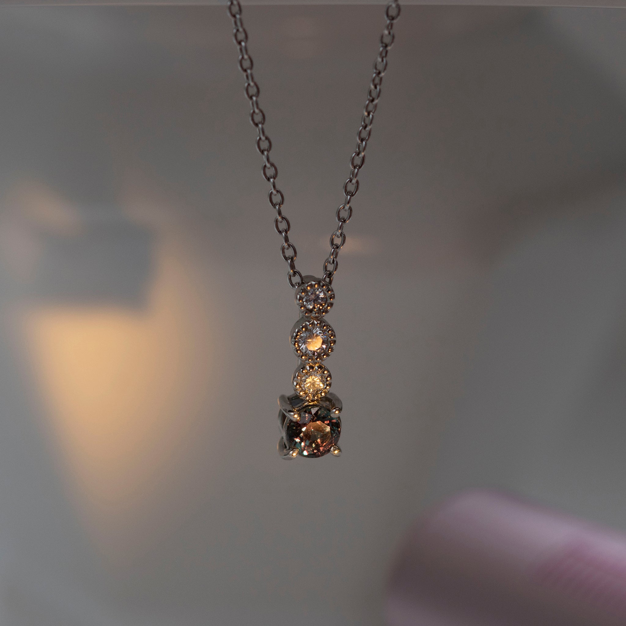 【限定1点】アレキンサンドライト/ダイヤモンド プラチナネックレス(ミル打ち風/6月誕生石/鑑別書付き)《25T10169》