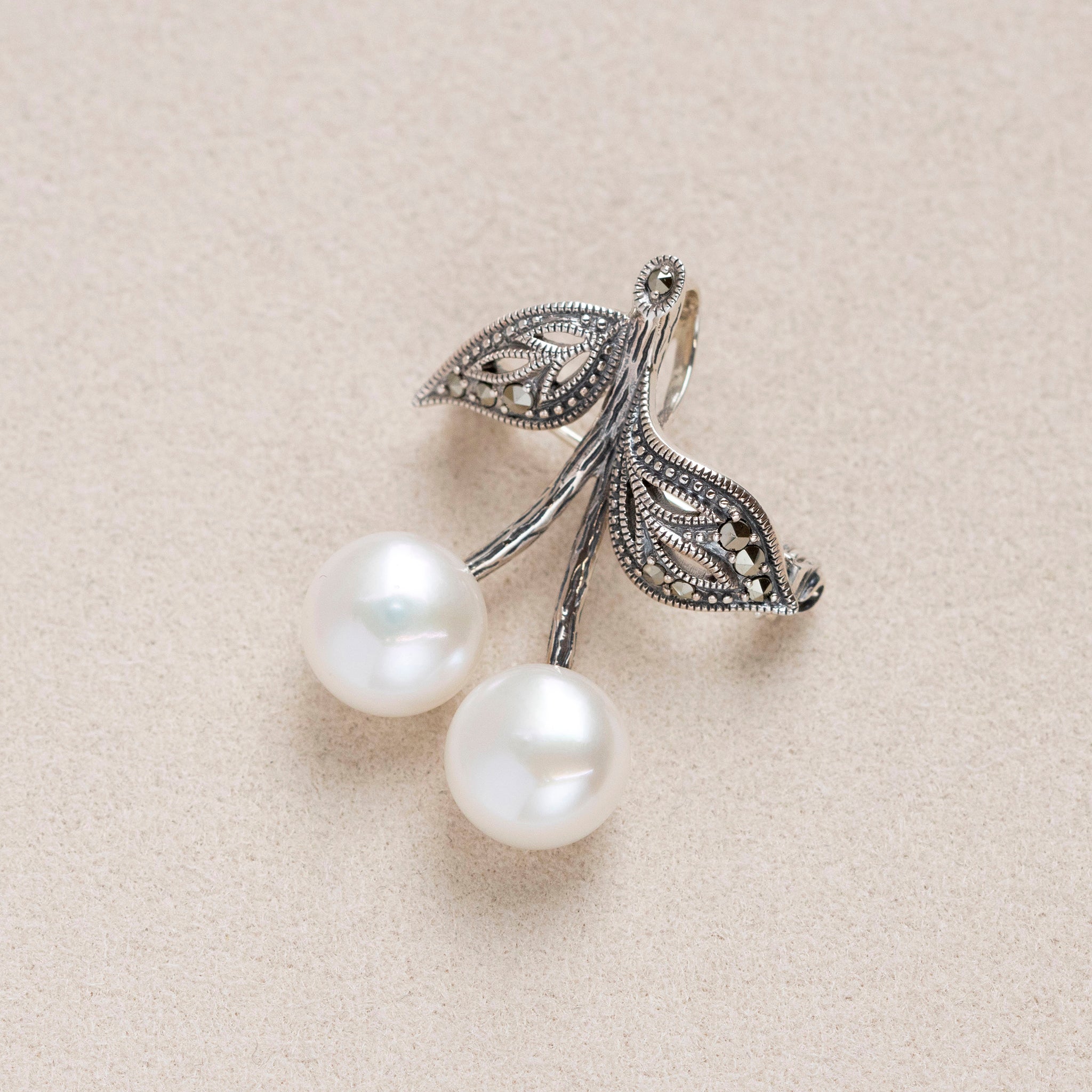 パール/マルカジット シルバーブローチ兼ペンダントトップ(淡水真珠/さくらんぼモチーフ/6月誕生石)《25T10180》