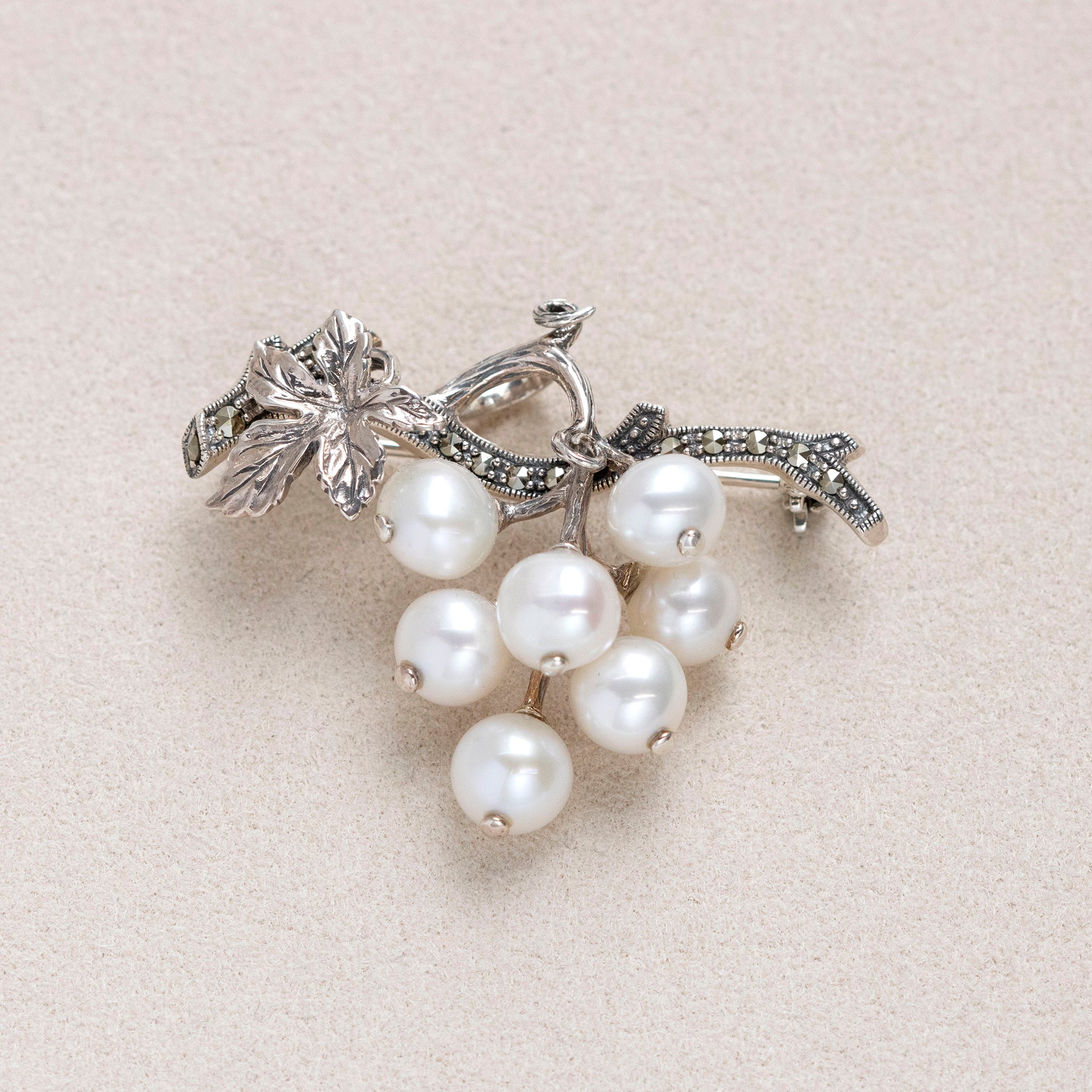 パール/マルカジット シルバーブローチ兼ペンダントトップ(淡水真珠/ブドウモチーフ/6月誕生石)《25T10181》