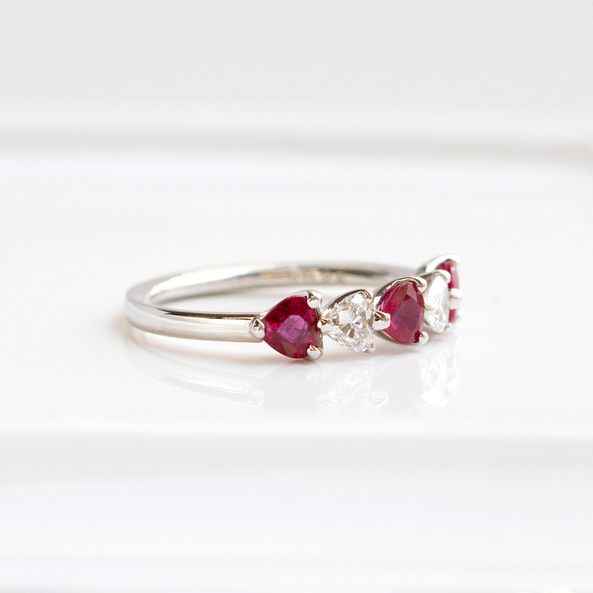 【限定1点】ルビー/ダイヤモンド プラチナリング(ハートシェイプ/7月誕生石/鑑別書付)《25T10185》