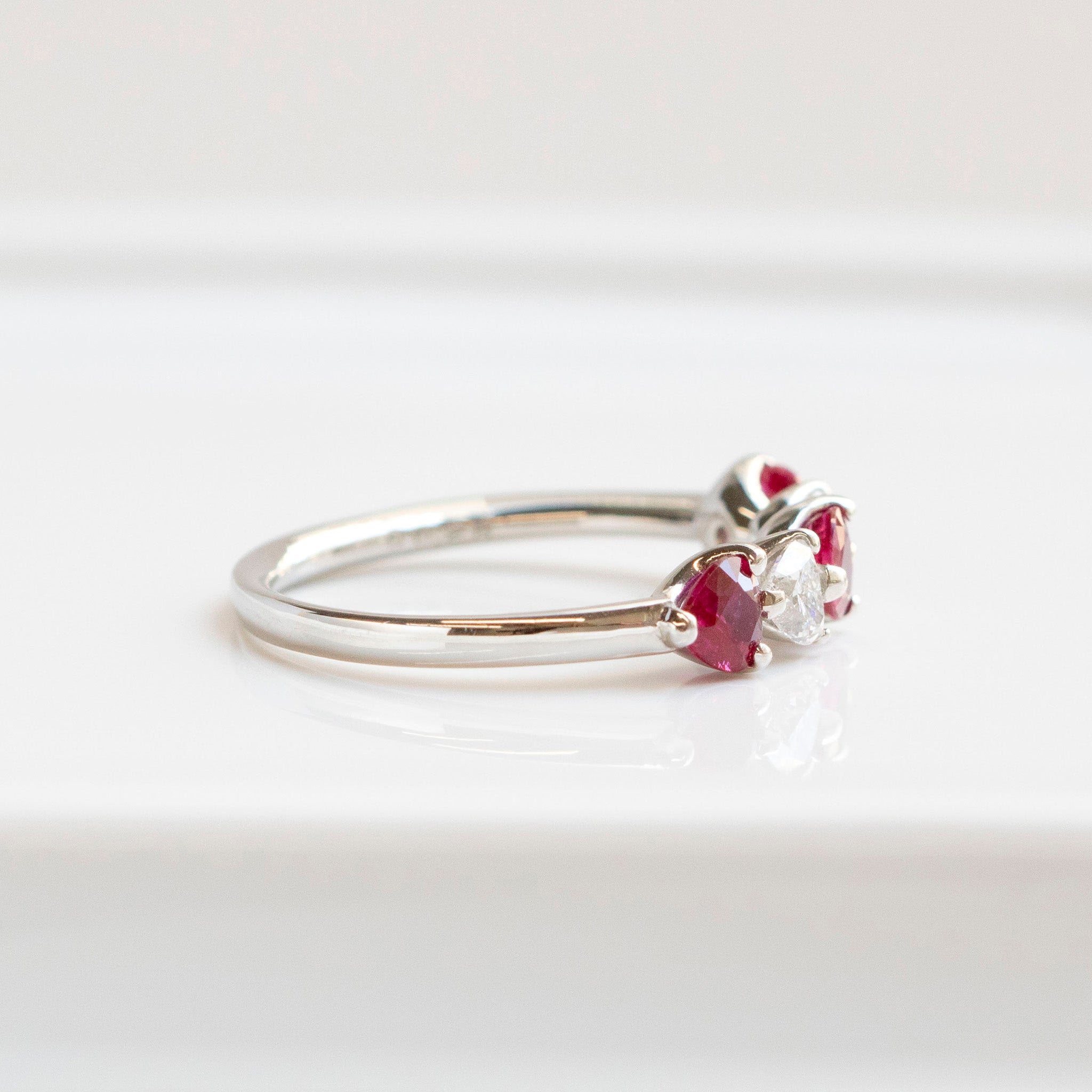 【限定1点】ルビー/ダイヤモンド プラチナリング(ハートシェイプ/7月誕生石/鑑別書付)《25T10185》