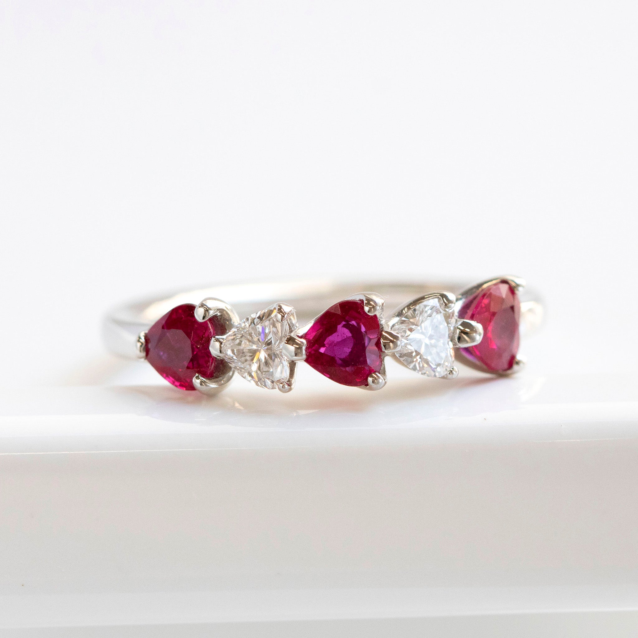 【限定1点】ルビー/ダイヤモンド プラチナリング(ハートシェイプ/7月誕生石/鑑別書付)《25T10185》