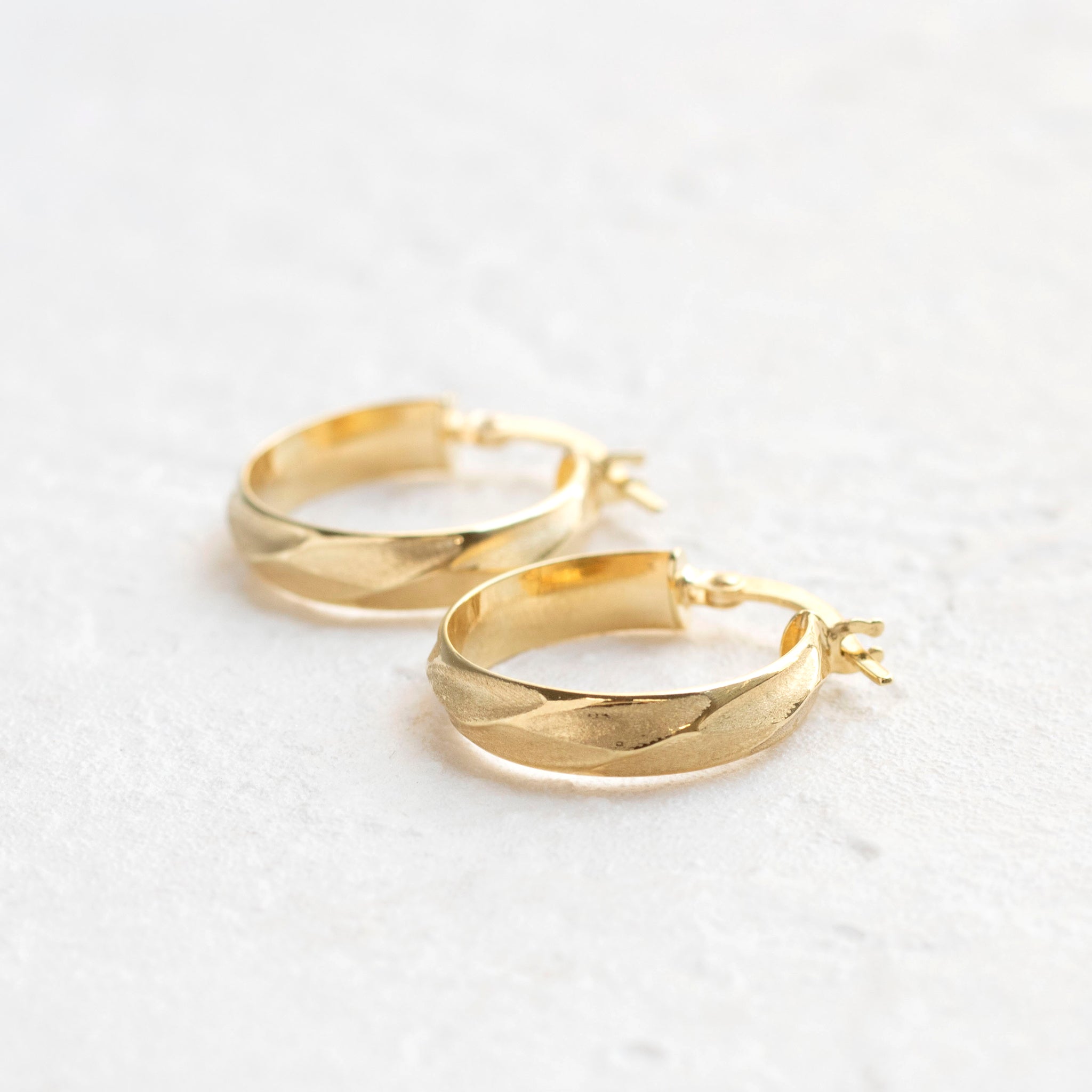 K18ピアス(フープ/イタリア製)《25T10192》