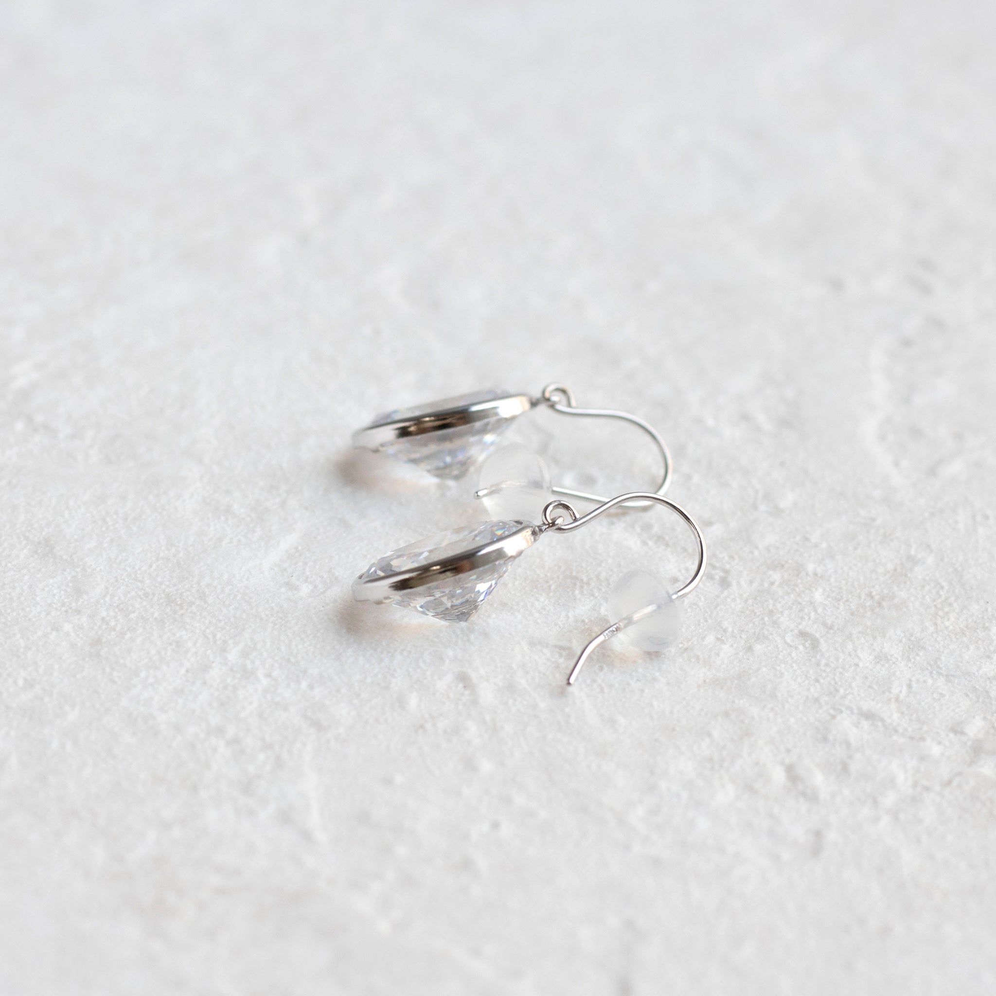 キュービックジルコニア K10ピアス(ダイヤ換算計6.0カラット相当/オーバルカット)《25T10196》