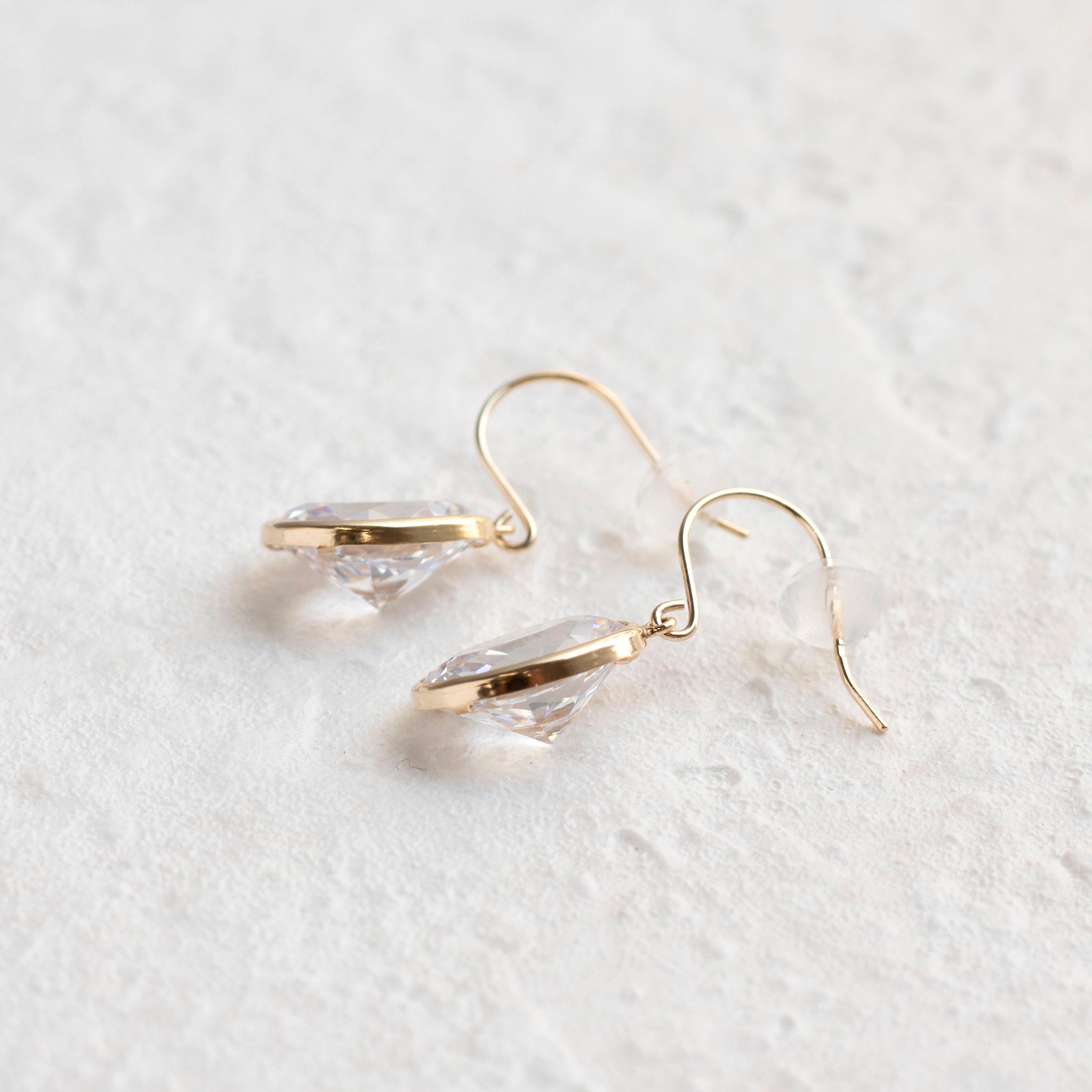 キュービックジルコニア K10ピアス(ダイヤ換算計6.0カラット相当/オーバルカット)《25T10197》