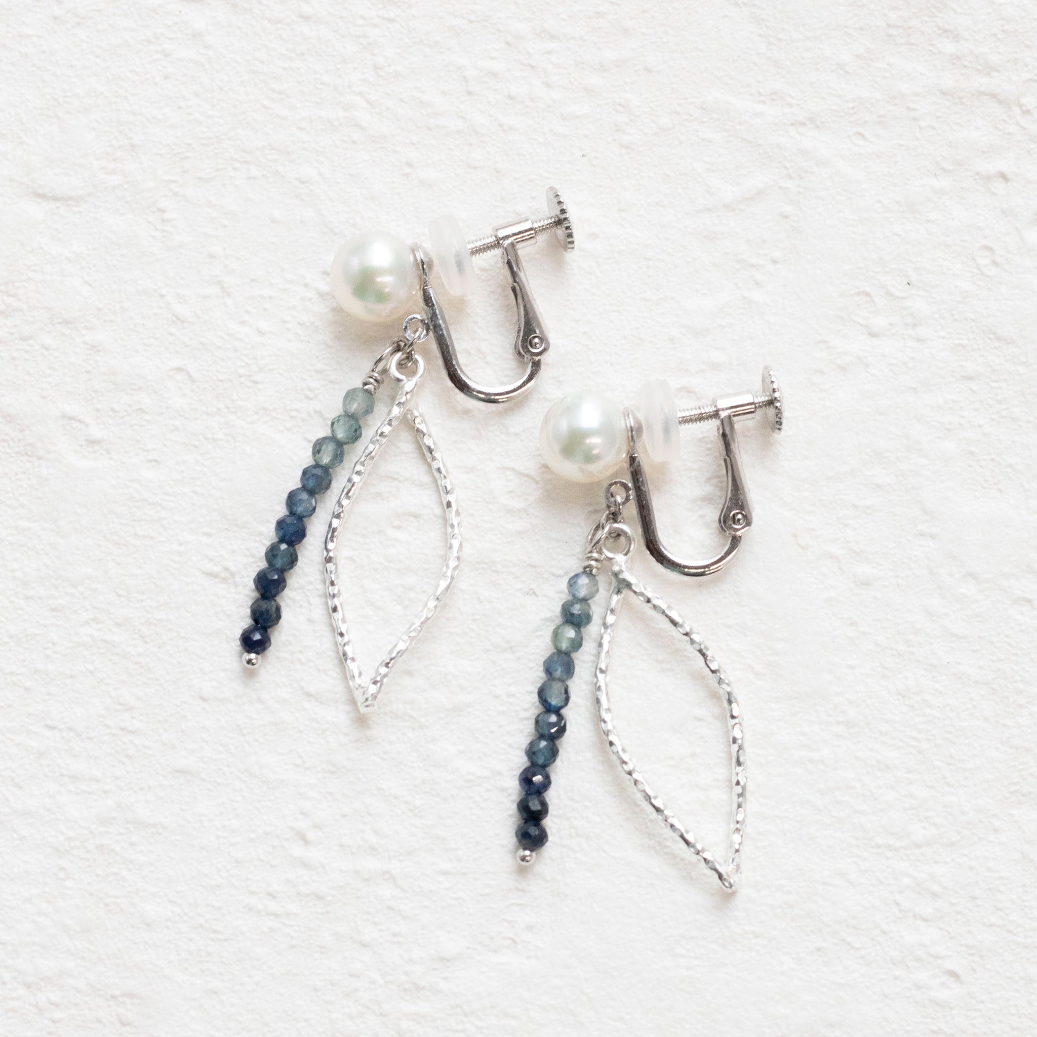 パール/サファイア シルバーイヤリング(アコヤ真珠/約5.5mm)《25T10224》