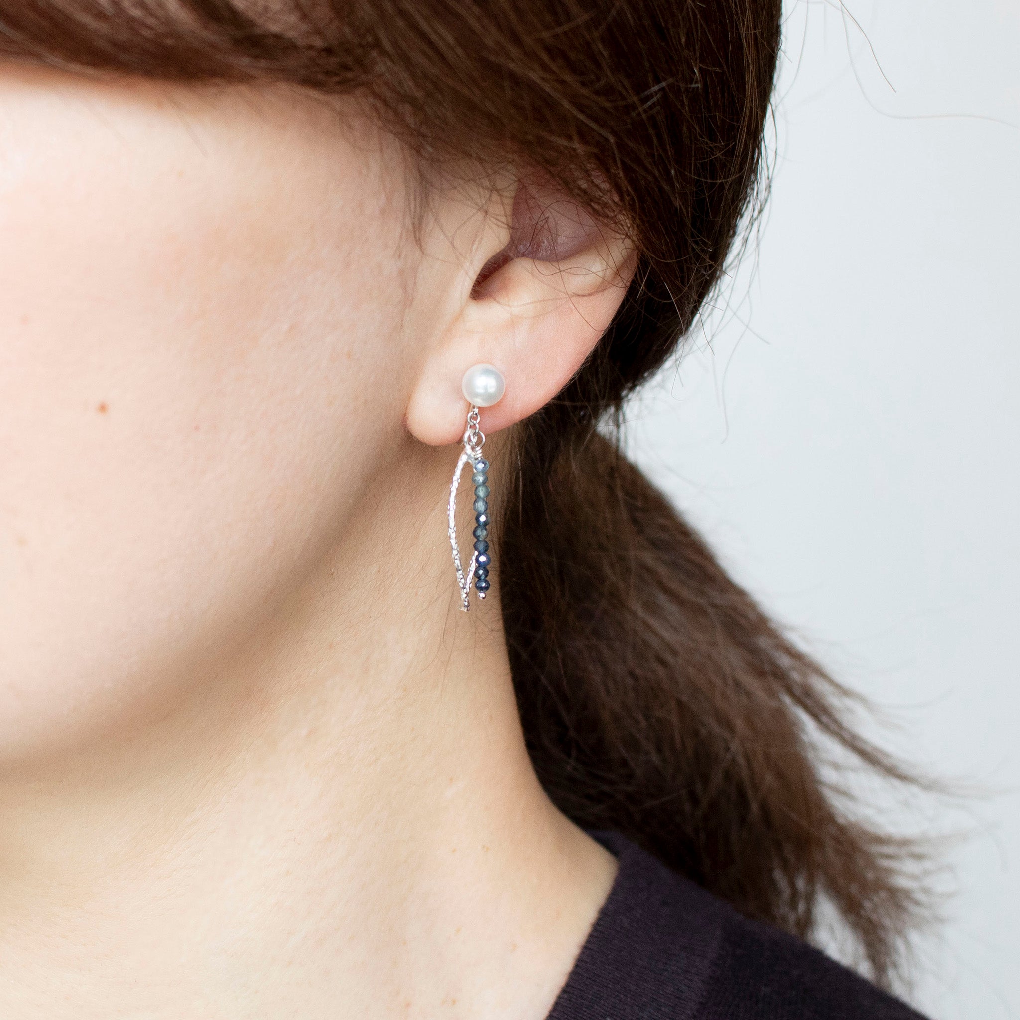 パール/サファイア シルバーイヤリング(アコヤ真珠/約5.5mm)《25T10224》